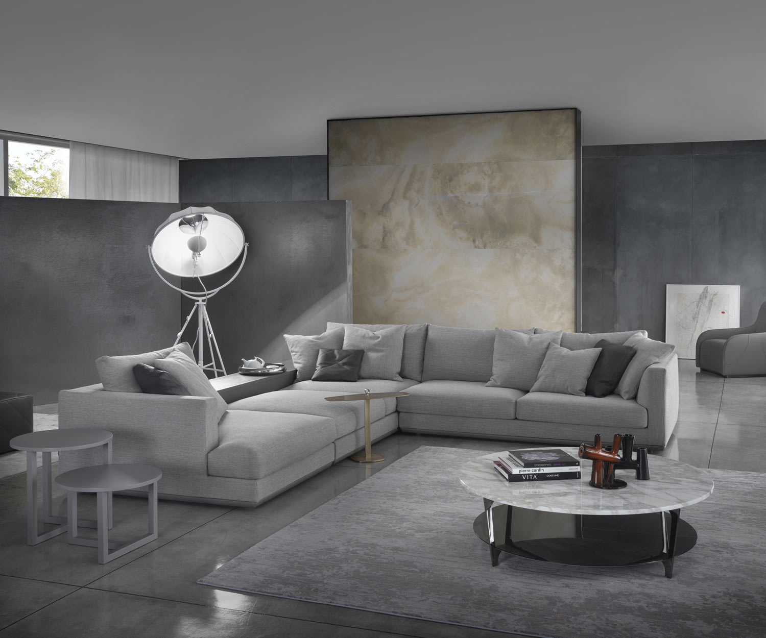 Marelli Designer Beistelltisch Leaf am Sofa im Wohnzimmer Marelli Designer Beistelltisch Leaf am Sofa im Wohnzimmer