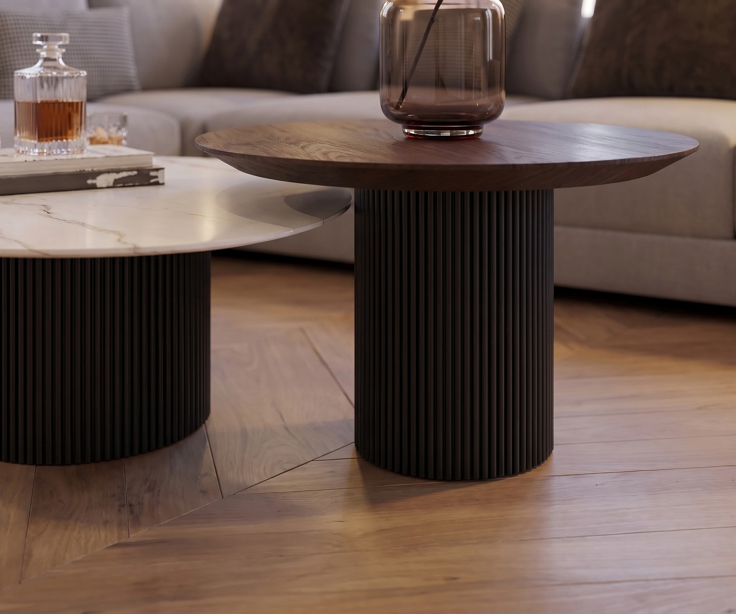 al2 dakry 006 Couchtisch-Set aus Keramik und Holz Couchtisch fürs Wohnzimmer al2 dakry 006 im eleganten Set aus Keramik und Holz vor modernem grauem Ecksofa.