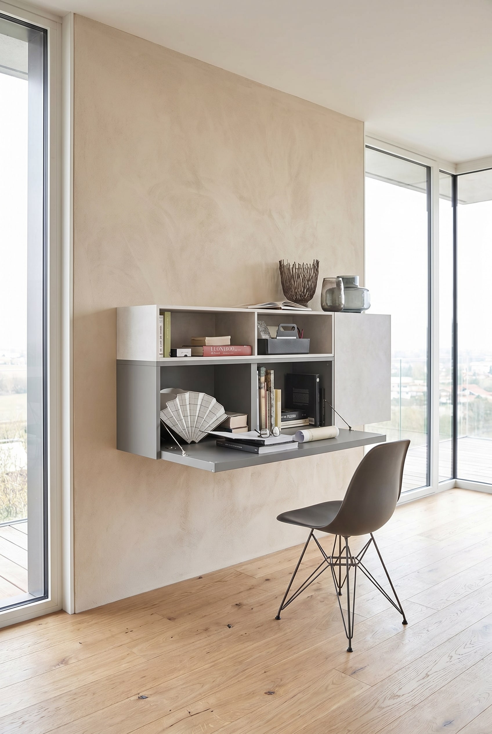 Helles Arbeitszimmer mit ausklappbarem Livitalia Cartesio H&auml;ngeschrank mit Schreibtisch in Grau und minimalistischem B&uuml;rostuhl