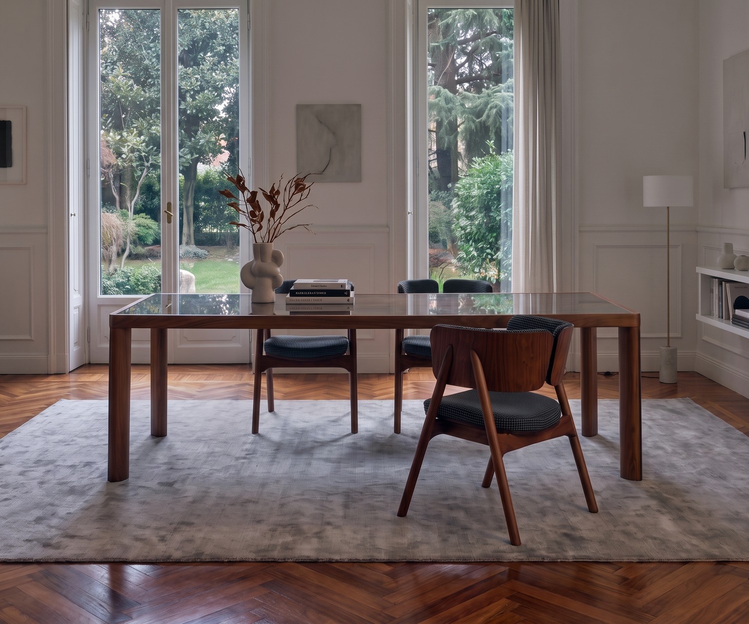 al2 ka-bera 001 b Design Esstisch aus Holz im Esszimmer mit passenden Stühlen und Sideboard vor großer Fensterfront.