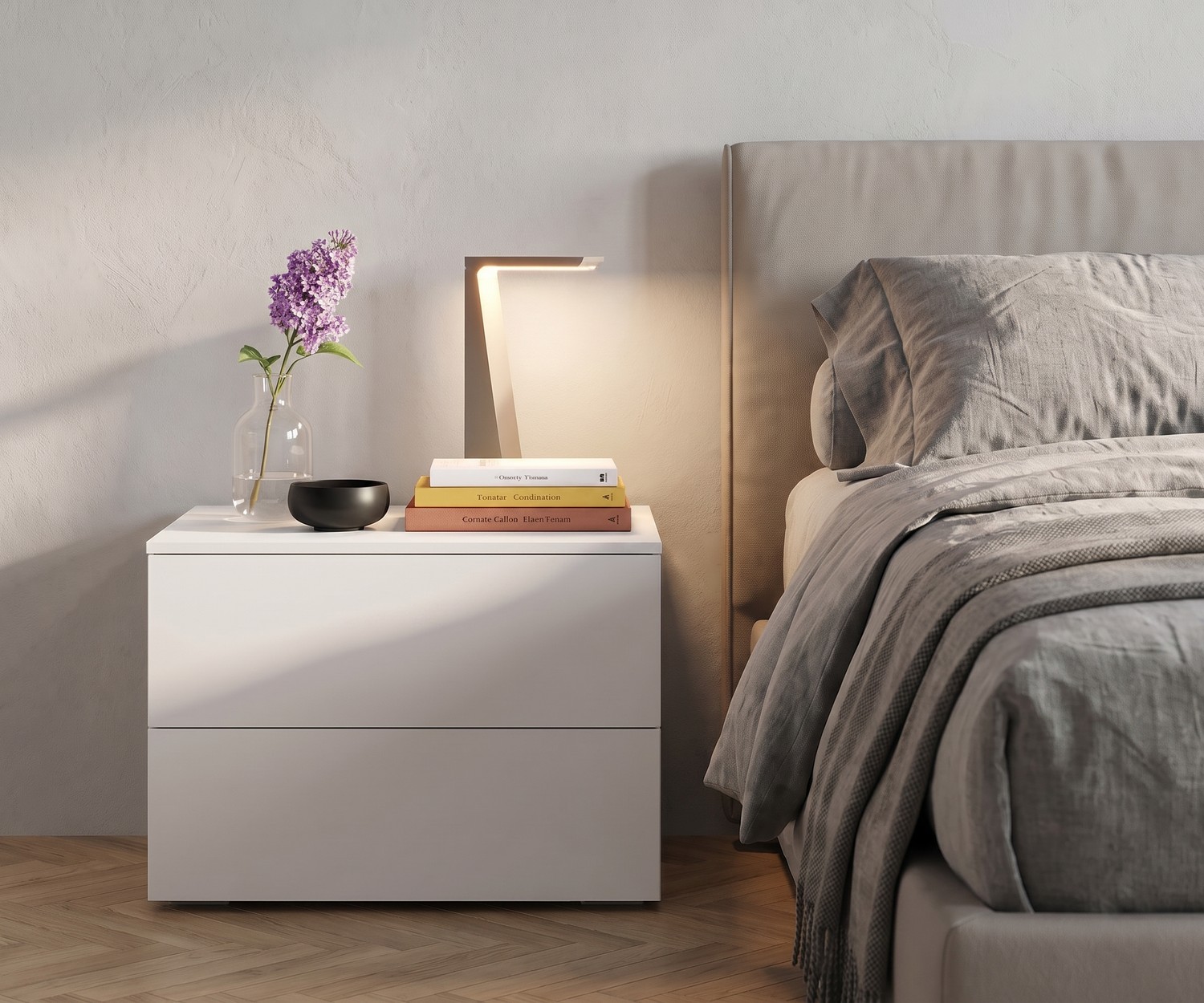 Livitalia Atena Nachttisch mit Schubladen im Schlafzimmer, weiße moderne Nachtkommode neben beigem Polsterbett
