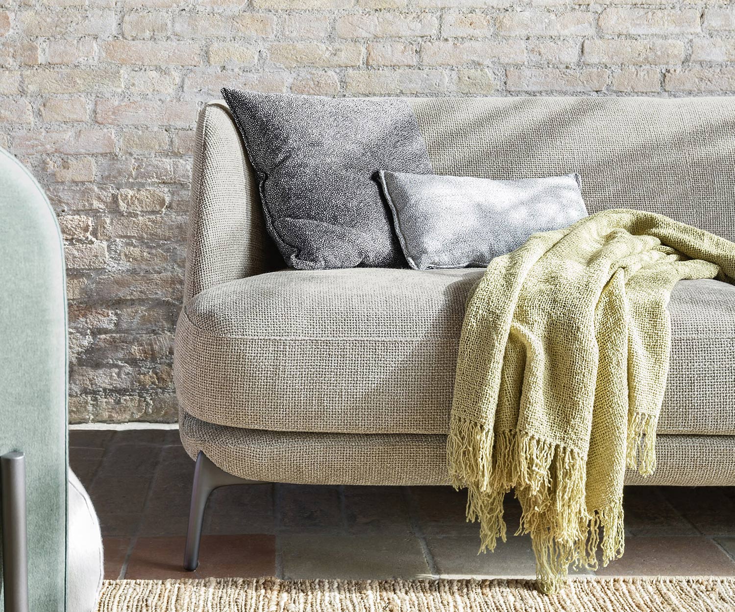 Novamobili Sofa Velvet Detail Metallfüße Novamobili Sofa Velvet Detail Metallfüße