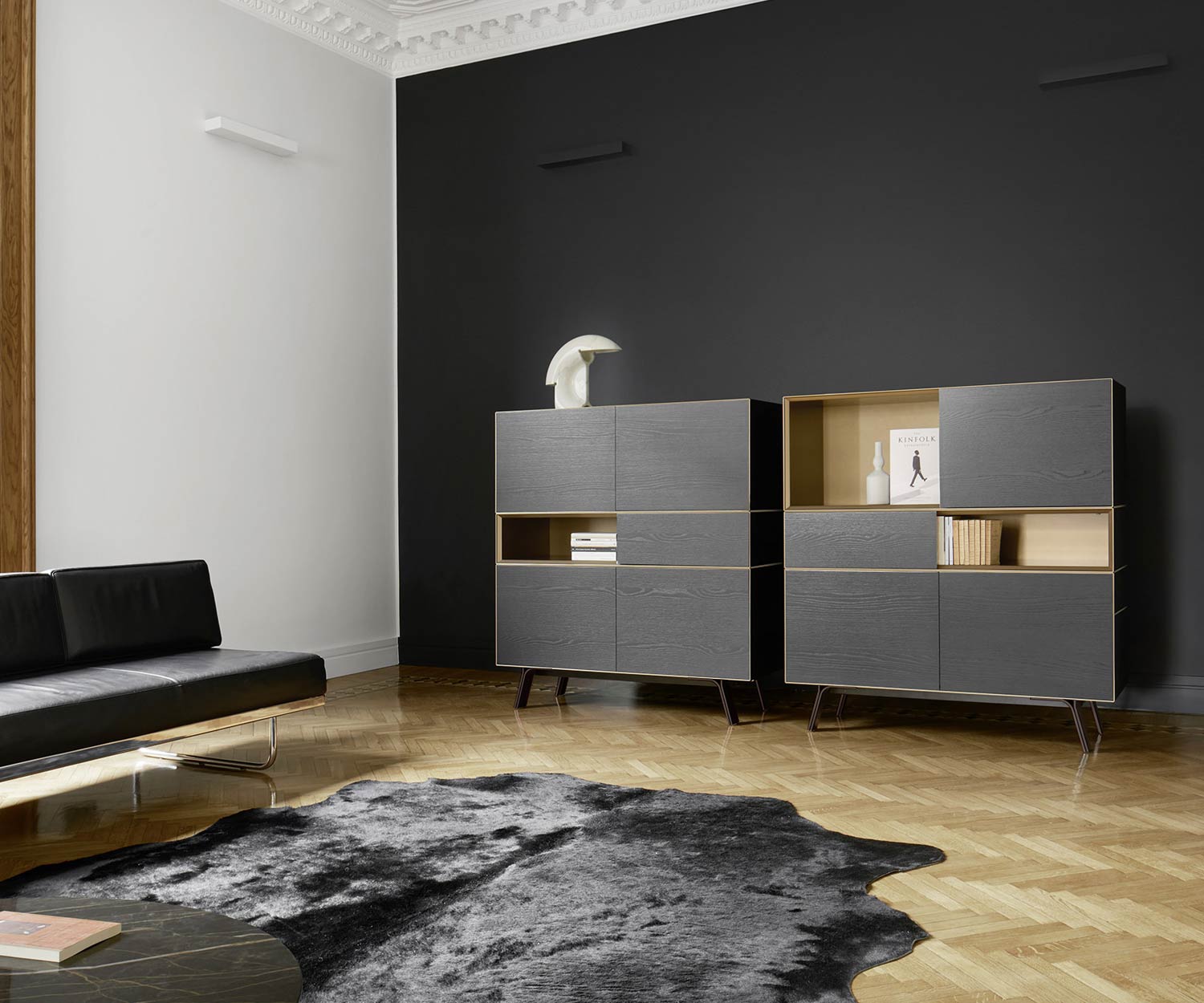 Wohnzimmer mit Livitalia Highboard Minimal auf schmalen Füßen Wohnzimmer mit Livitalia Highboard Minimal auf schmalen Füßen