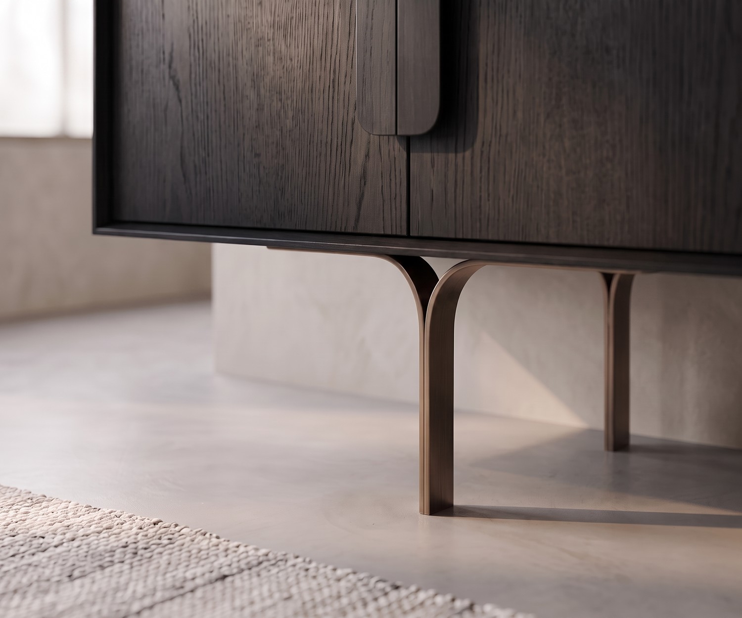 al2 Mobius 003 Design Sideboard aus dunklem Holz al2 Mobius 003 Design Sideboard aus dunkler Carbone Eiche im minimalistischen Wohnzimmer mit großem runden Wandspiegel.