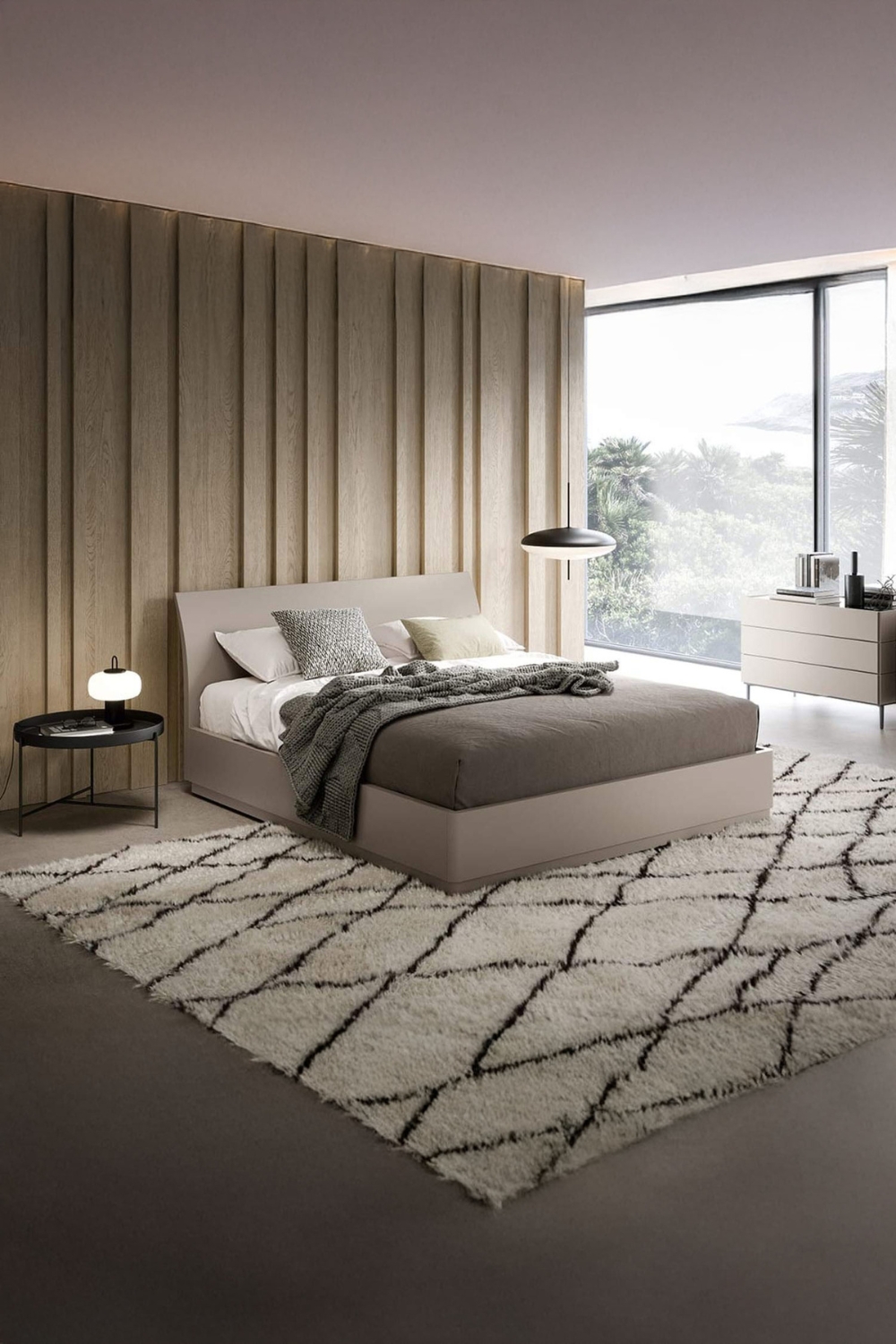 beige-gestaltetes-schlafzimmer-mit-grosser-fensterfront-und-modernen-moebeln