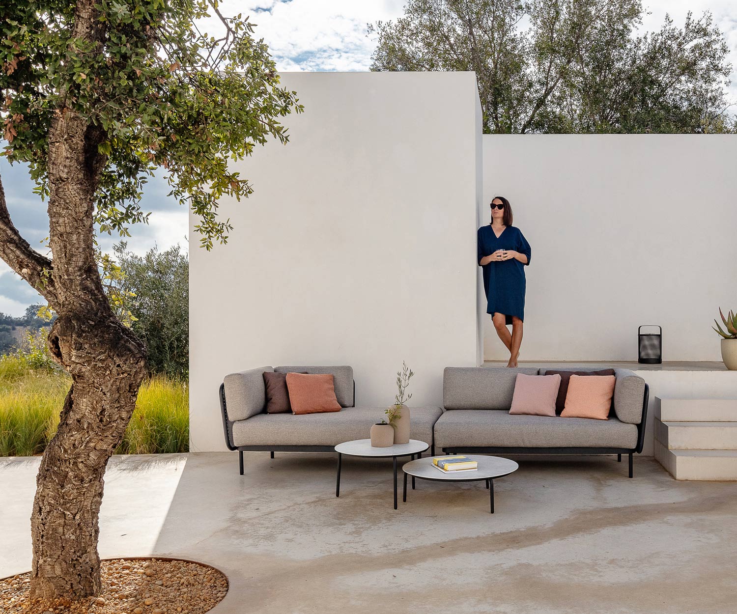 Todus Design Beistelltisch Starling auf der Terrasse mit Daybed Baza Todus Design Beistelltisch Starling auf der Terrasse mit Daybed Baza