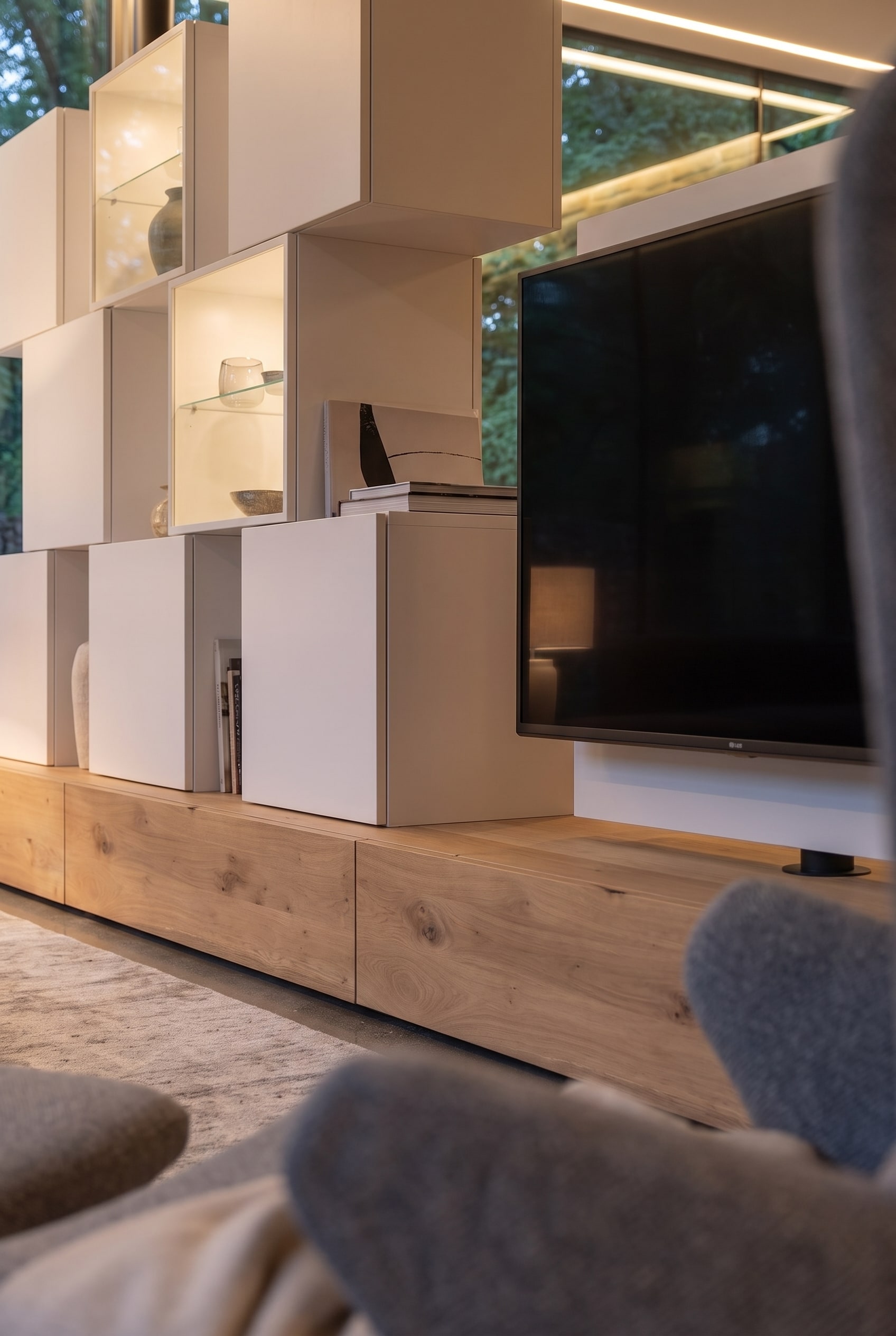 Freistehende Medienwand aus warmem Eichenholz mit integriertem Fernseher und unsichtbarer Kabelführung im offenen Wohnzimmer