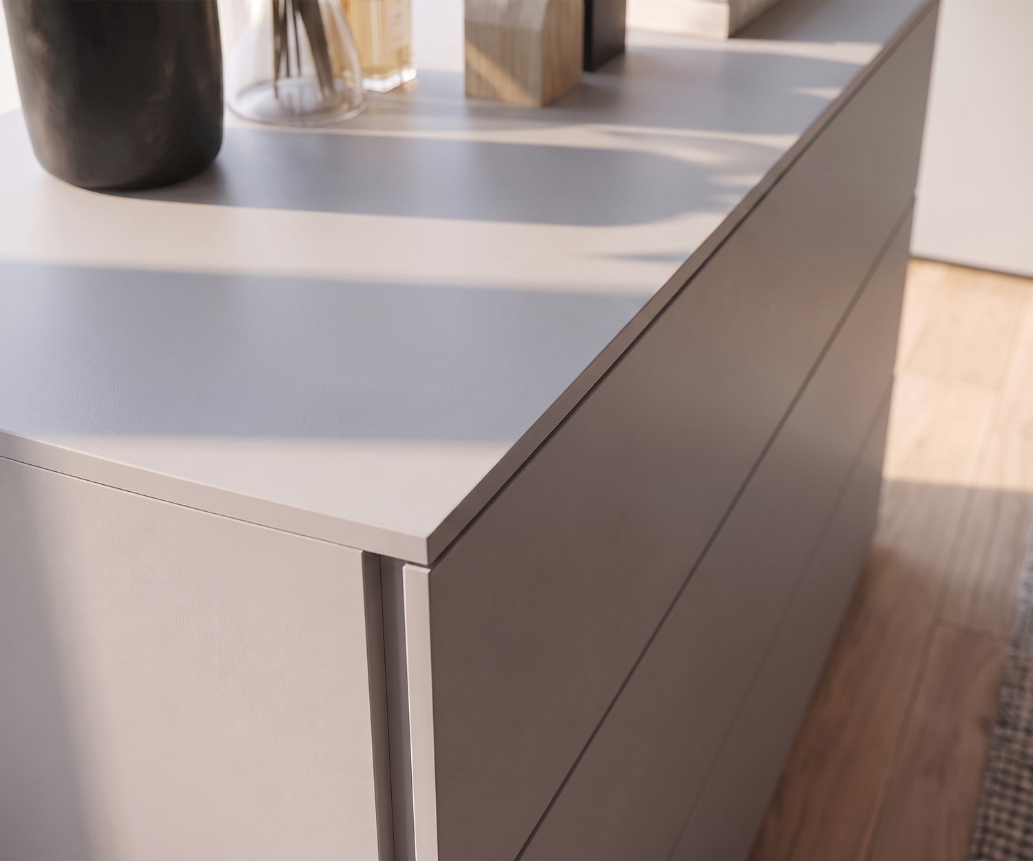 Kommode fürs Schlafzimmer Atena von Livitalia, modernes griffloses Design in mattem Hellgrau.