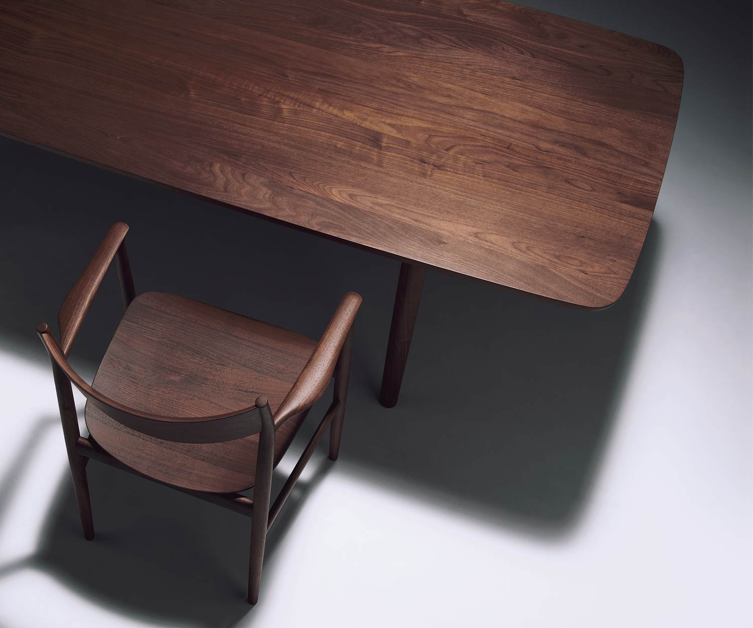 Conde House Kamuy Design Tisch in Nussbaum massiv Tischplatte in Furnier