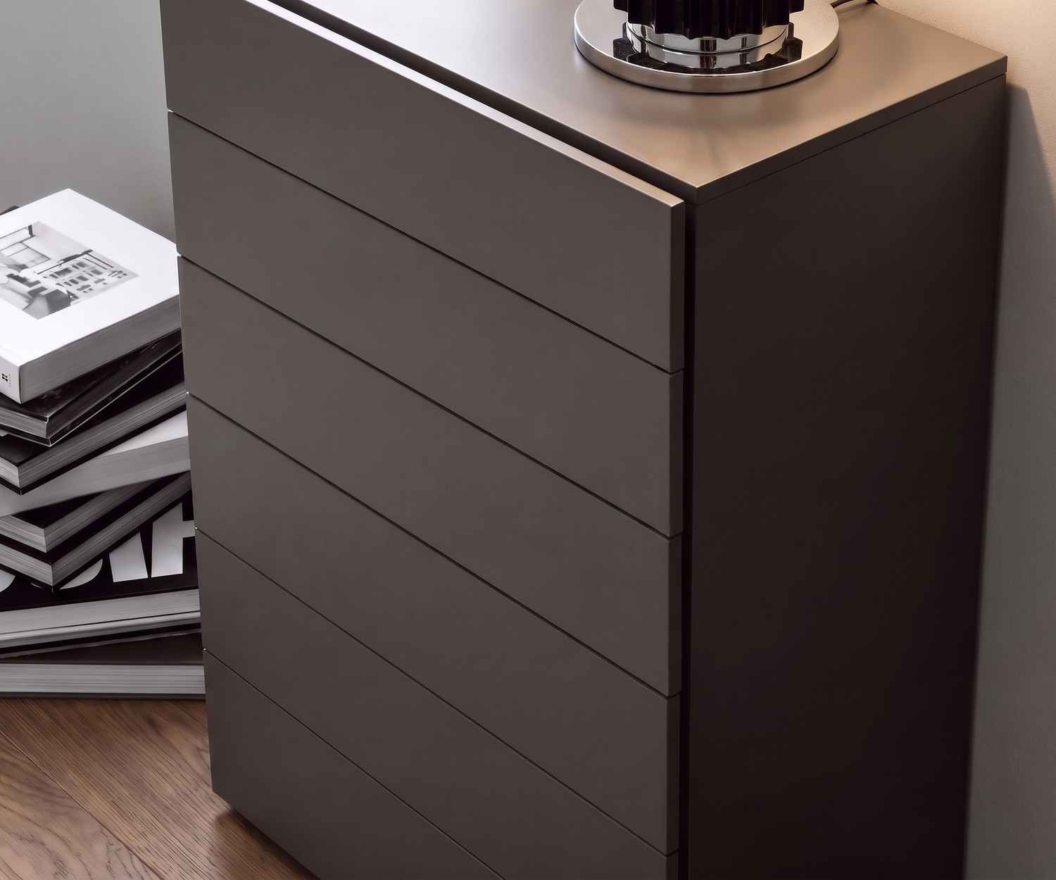 Novamobili Hochkommode Easy fürs Schlafzimmer in Dunkelgrau, moderne Design-Kommode mit 6 grifflosen Schubladen.