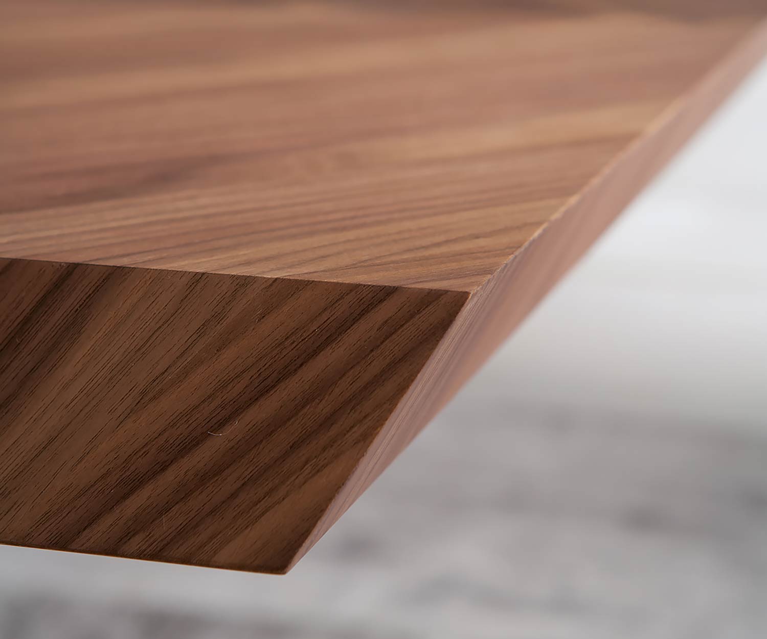 Hochwertiger Design Esstisch im Detail mit abgeschrägter Kante Hochwertiger Design Esstisch im Detail mit abgeschrägter Kante