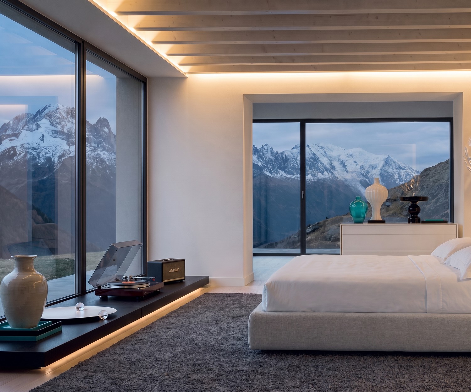 Livitalia EASY Sockel und TV Podest aus Holz Livitalia EASY Sockel als langes TV Podest im Schlafzimmer, dunkelbraun mit LED-Beleuchtung im modernen Stil.