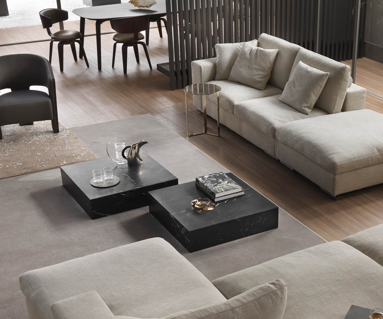 Sockelloser Marmor Couchtisch Thor von Marelli in Calacatta Gold neben Hocker Sockelloser Marmor Couchtisch Thor von Marelli in Calacatta Gold neben Hocker