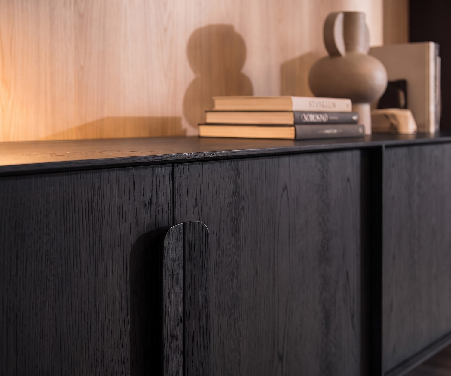 Modernes al2 Mobius 003 Sideboard in Carbone Eiche Mobius 003 Sideboard von al2 aus schwarzem Eichenfurnier mit runden Holzgriffen im modern eingerichteten Wohnzimmer.