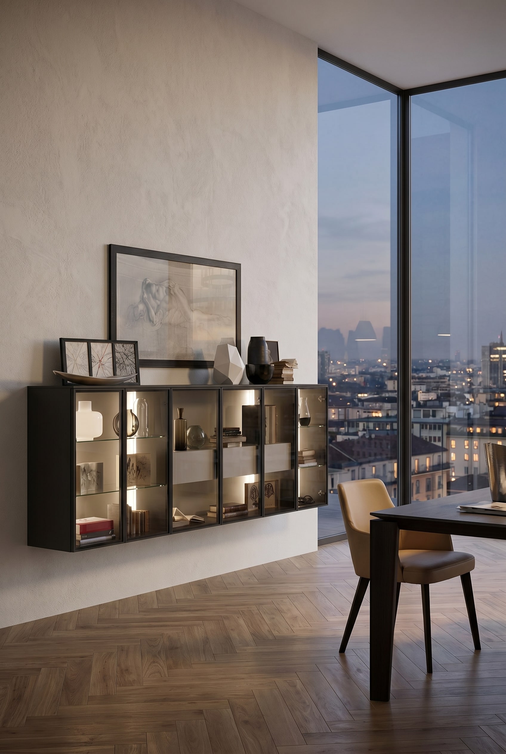 Beleuchtete schwebende Glasvitrine im modernen Wohnzimmer bei Abendstimmung. Beleuchtete schwebende Glasvitrine im modernen Wohnzimmer bei Abendstimmung.