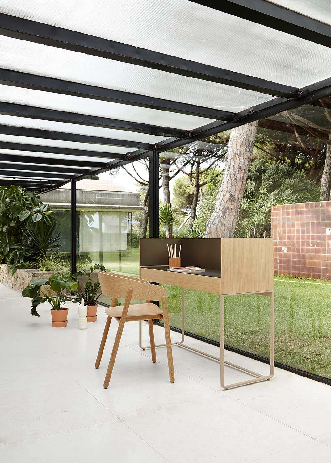 Design Schreibtisch mit Metallarbeitsplatte