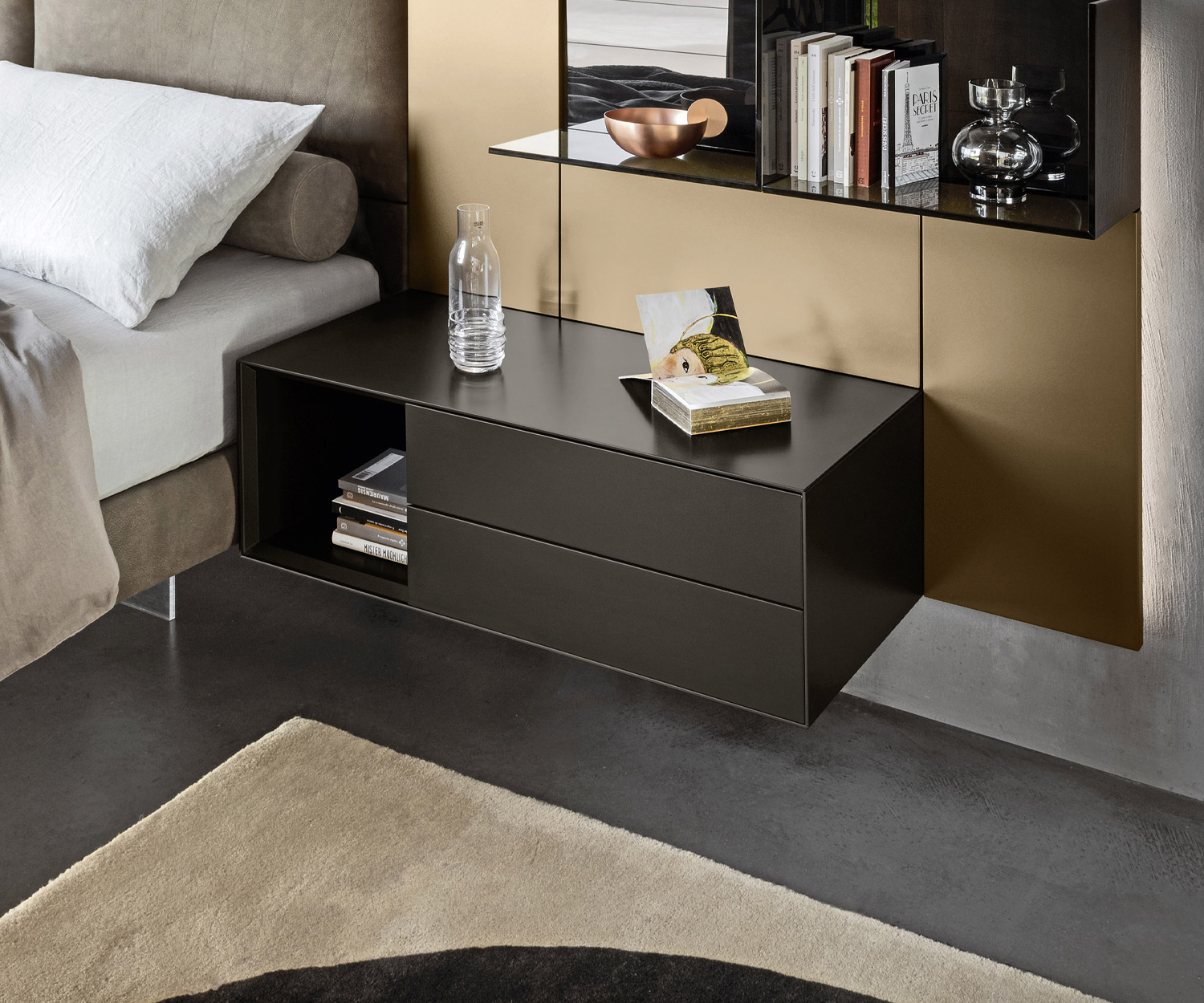 Wandhängender Livitalia Nachttisch Ecletto Open am Bett im Schlafzimmer Wandhängender Livitalia Nachttisch Ecletto Open am Bett im Schlafzimmer