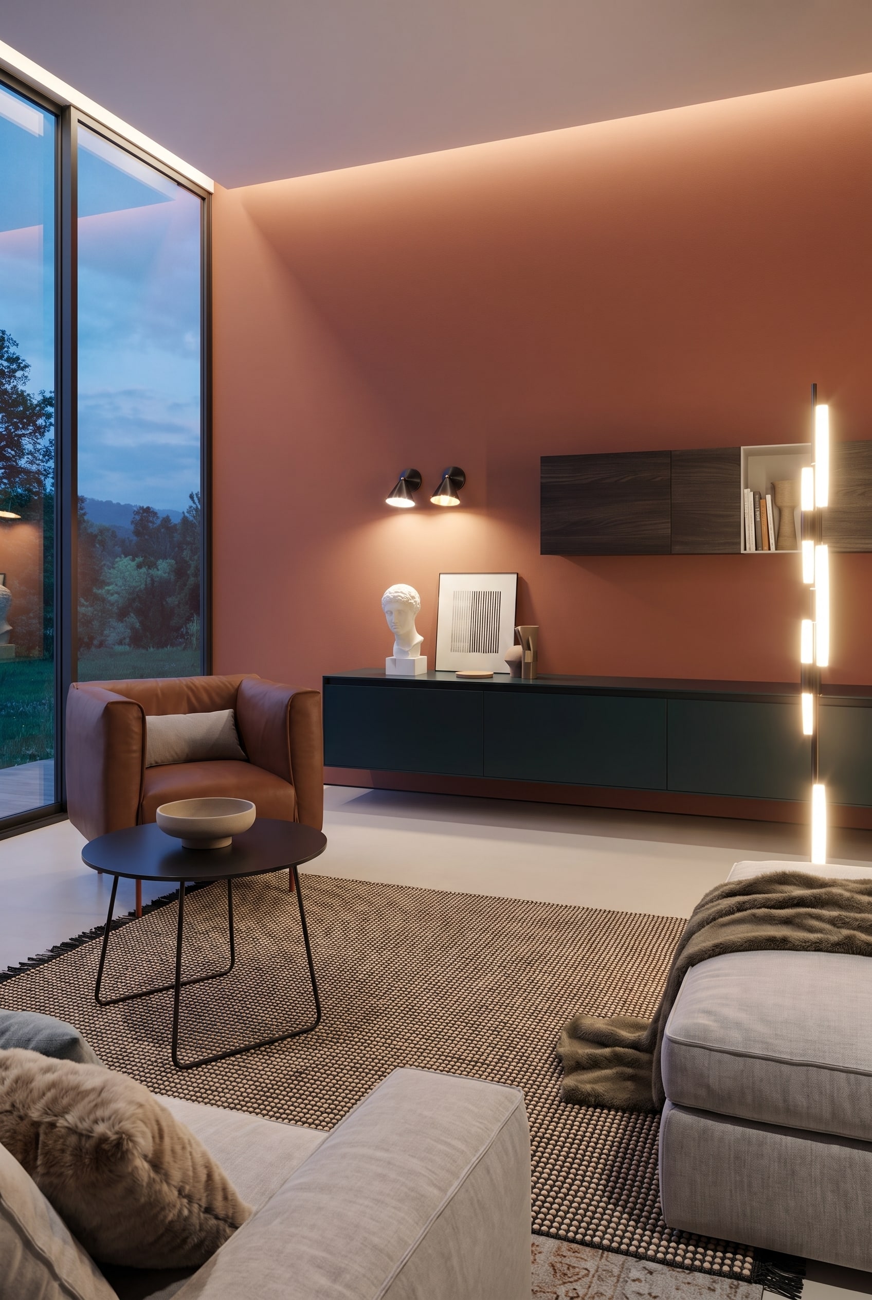 Wohnzimmer mit terracottafarbener Wand, gro&szlig;en Fenstern und einem runden Couchtisch mit schwarzem Metallgestell