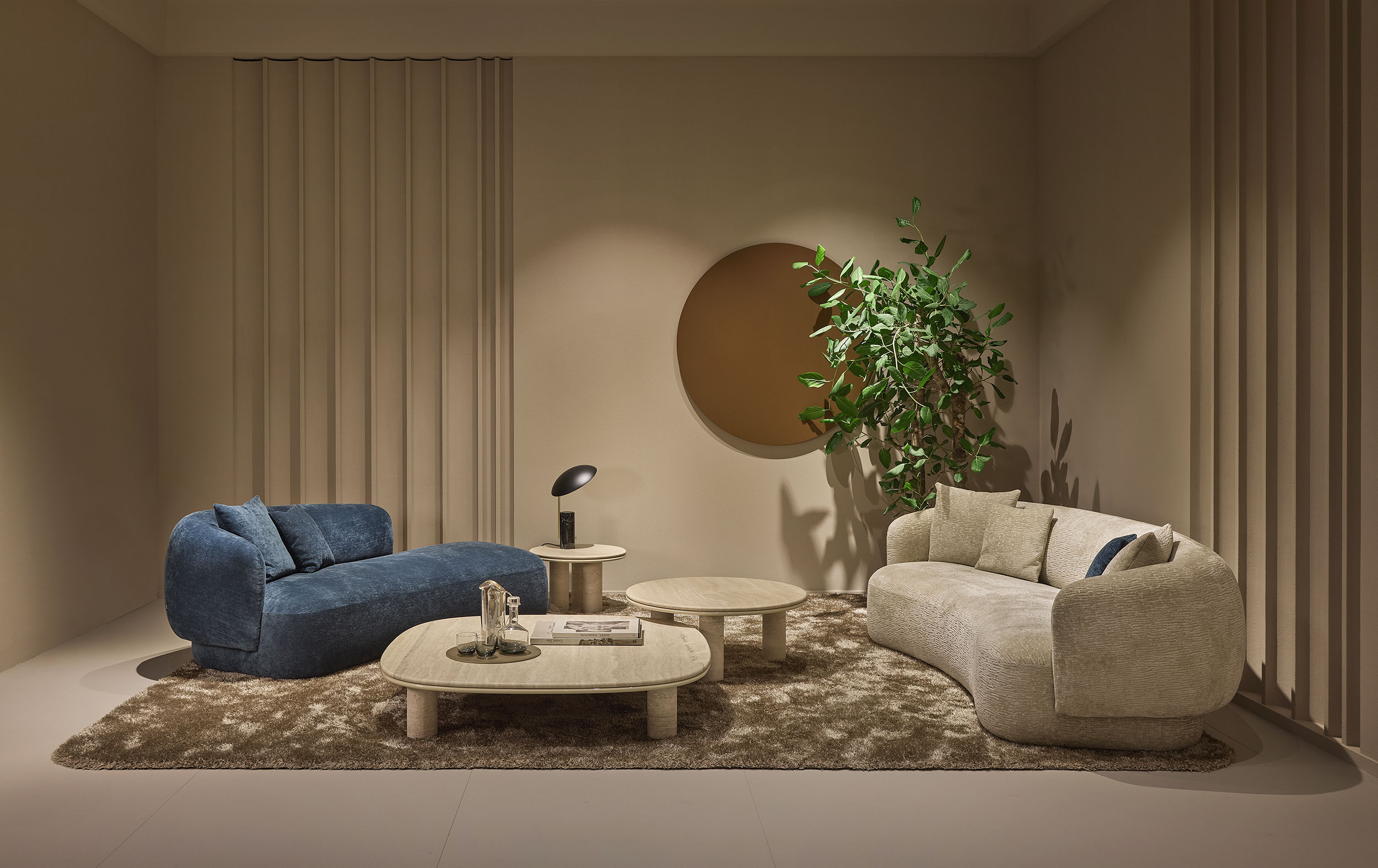 Modernes Wohnzimmer mit Designer Marmor Couchtisch in runder Form Modernes Wohnzimmer mit Designer Marmor Couchtisch in runder Form