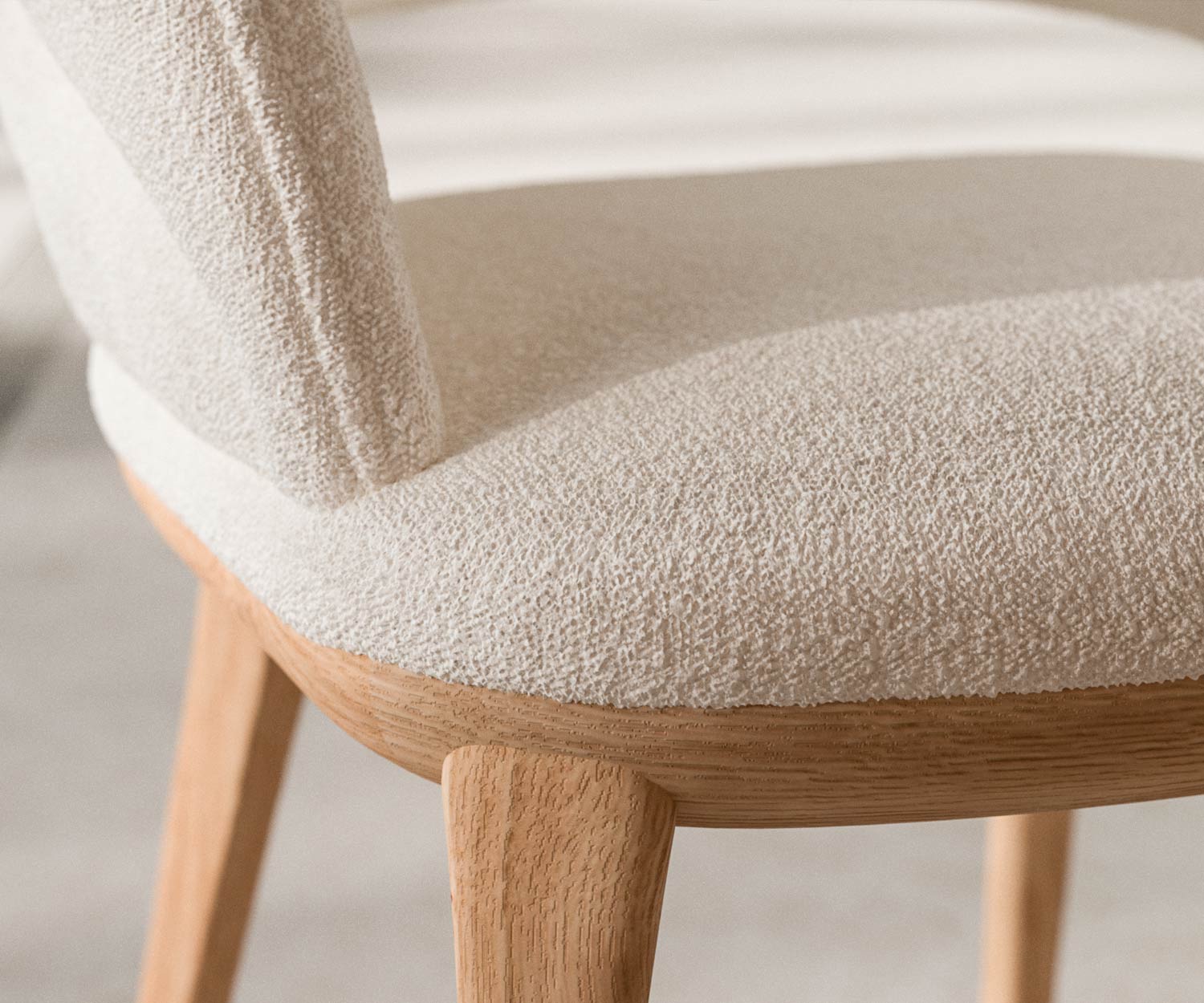 Ozzio Baia S012 heller weicher Polsterstuhl mit Eiche Ozzio Baia S012 heller weicher Polsterstuhl mit Eiche