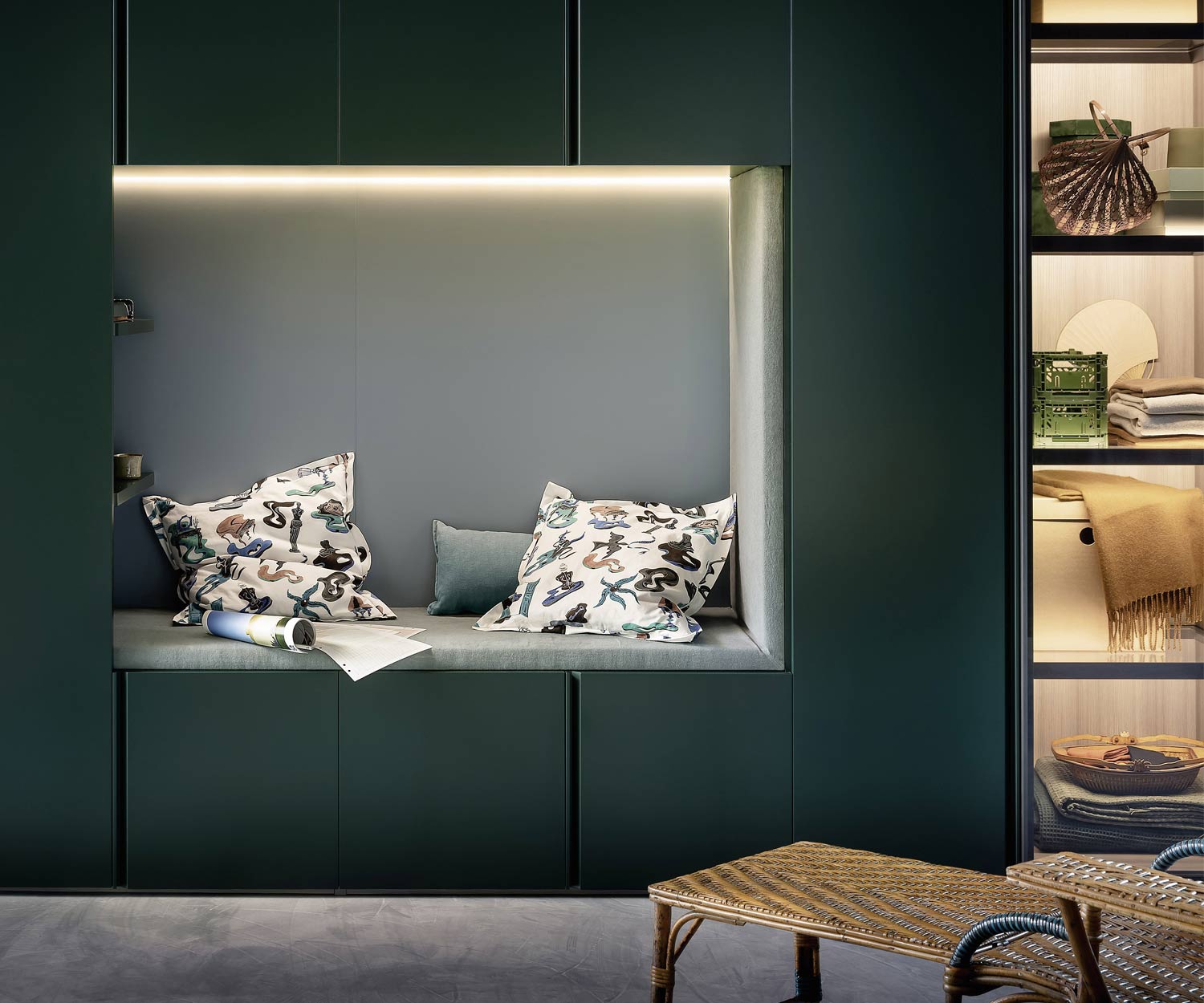 Hochwertige gepolsterte Sitznische im Design Kleiderschrank Gola Hochwertige gepolsterte Sitznische im Design Kleiderschrank Gola