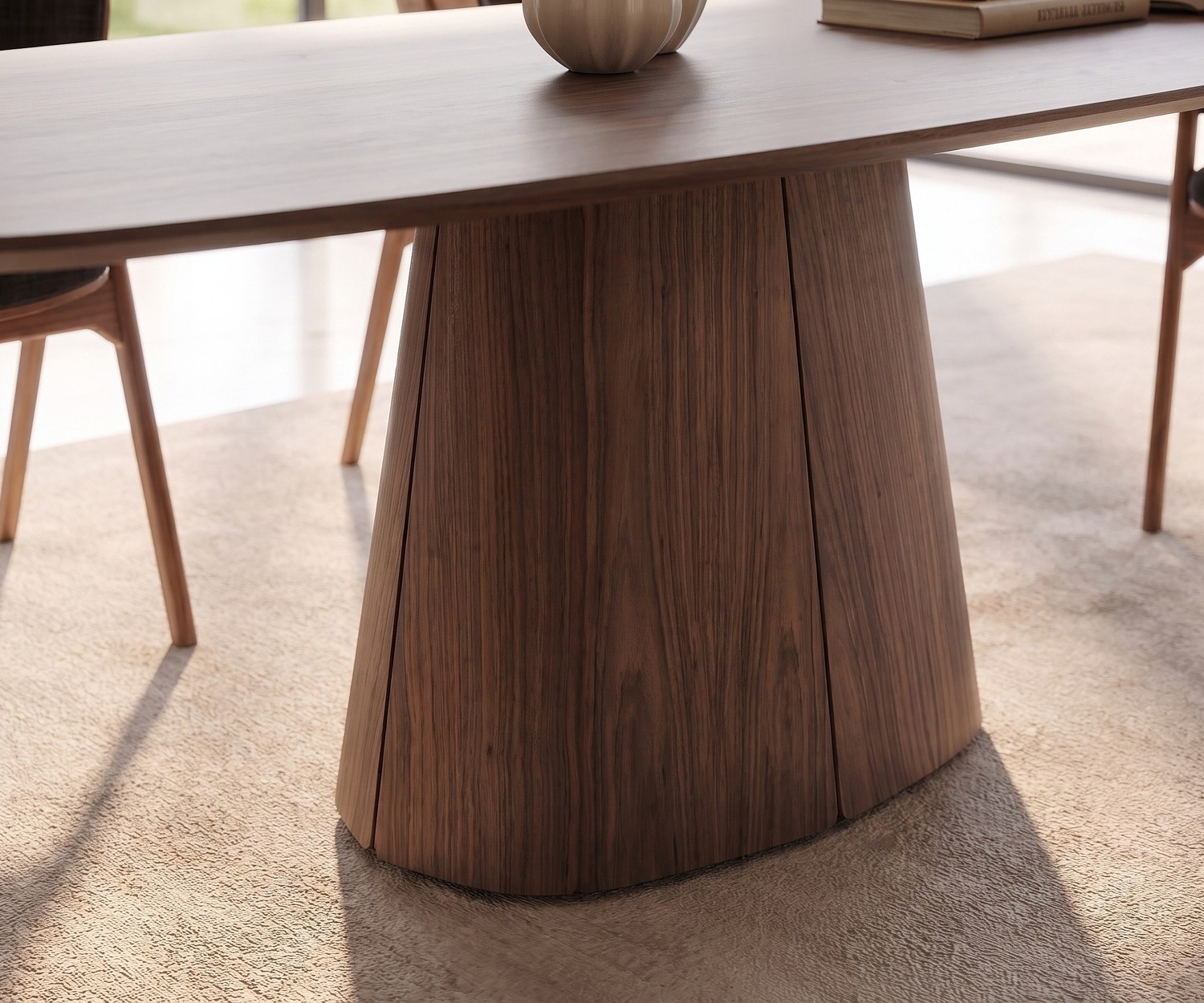 Ovaler al2 tessera 001 Esstisch aus Holz al2 tessera 001 Design Esstisch oval aus Holz im hellen Esszimmer mit Designstühlen und Blick ins Grüne.
