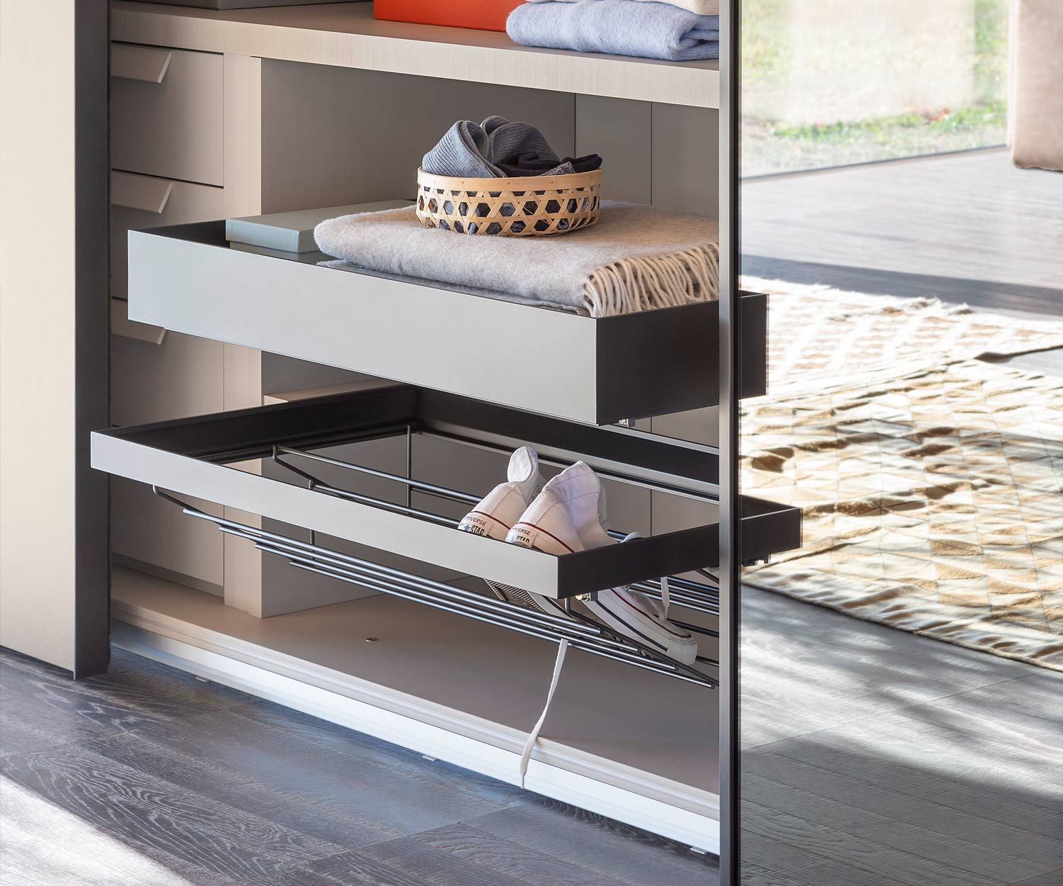 Novamobili Kleiderschrank Zubehör Schuhbablage mit einem Paar Sportschuhe Novamobili Kleiderschrank Zubehör Schuhbablage mit einem Paar Sportschuhe