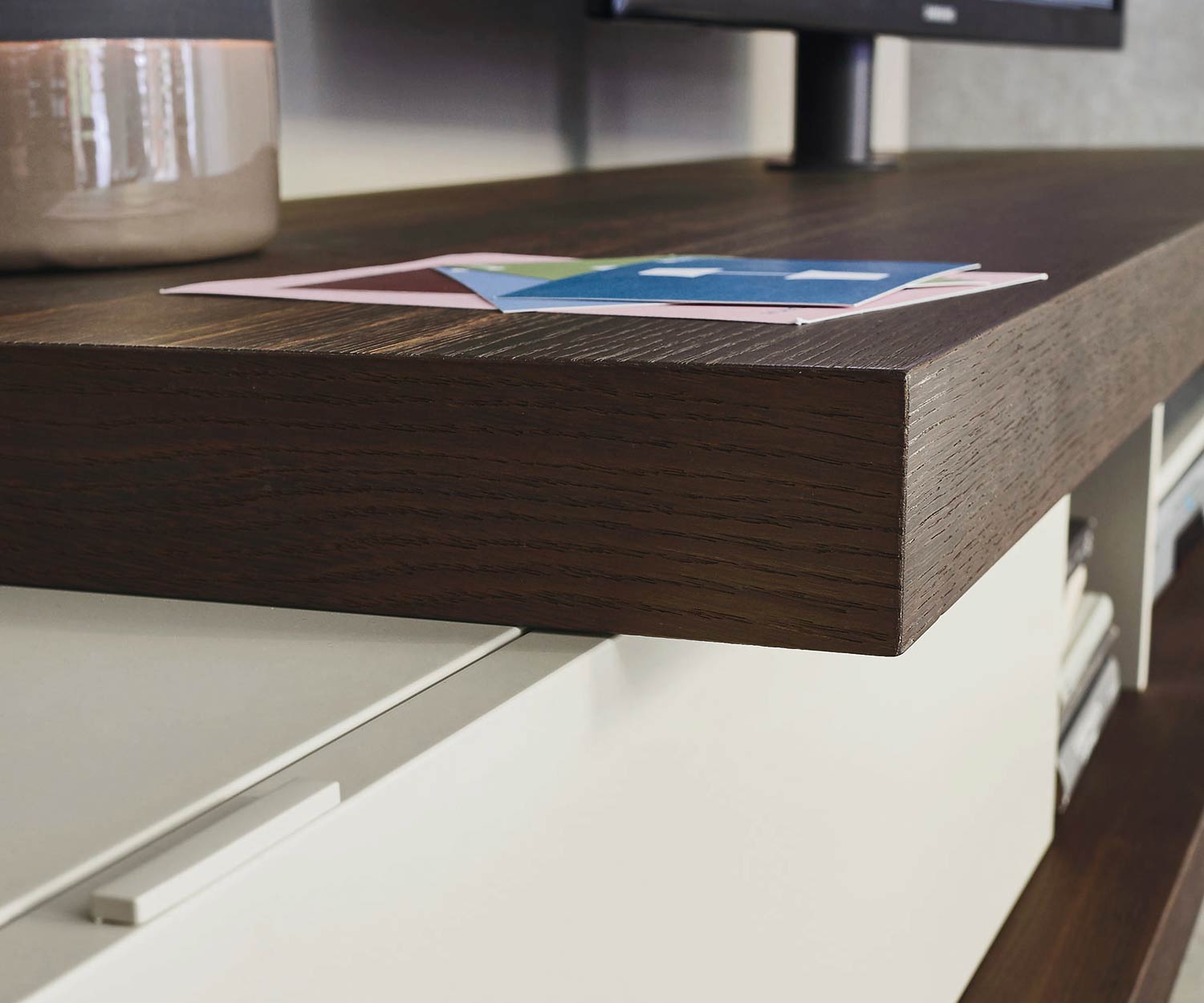 Hochwertige Livitalia Design Wohnwand C52 Säulen mit TV Halterung im Detail Hochwertige Livitalia Design Wohnwand C52 Säulen mit TV Halterung im Detail