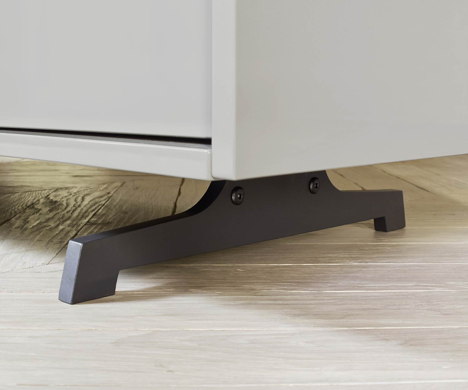 Designer Kommode Vela in Hellgrau Matt lackiert im Detail Standfuß in Anthrazit Designer Kommode Vela in Hellgrau Matt lackiert im Detail Standfuß in Anthrazit