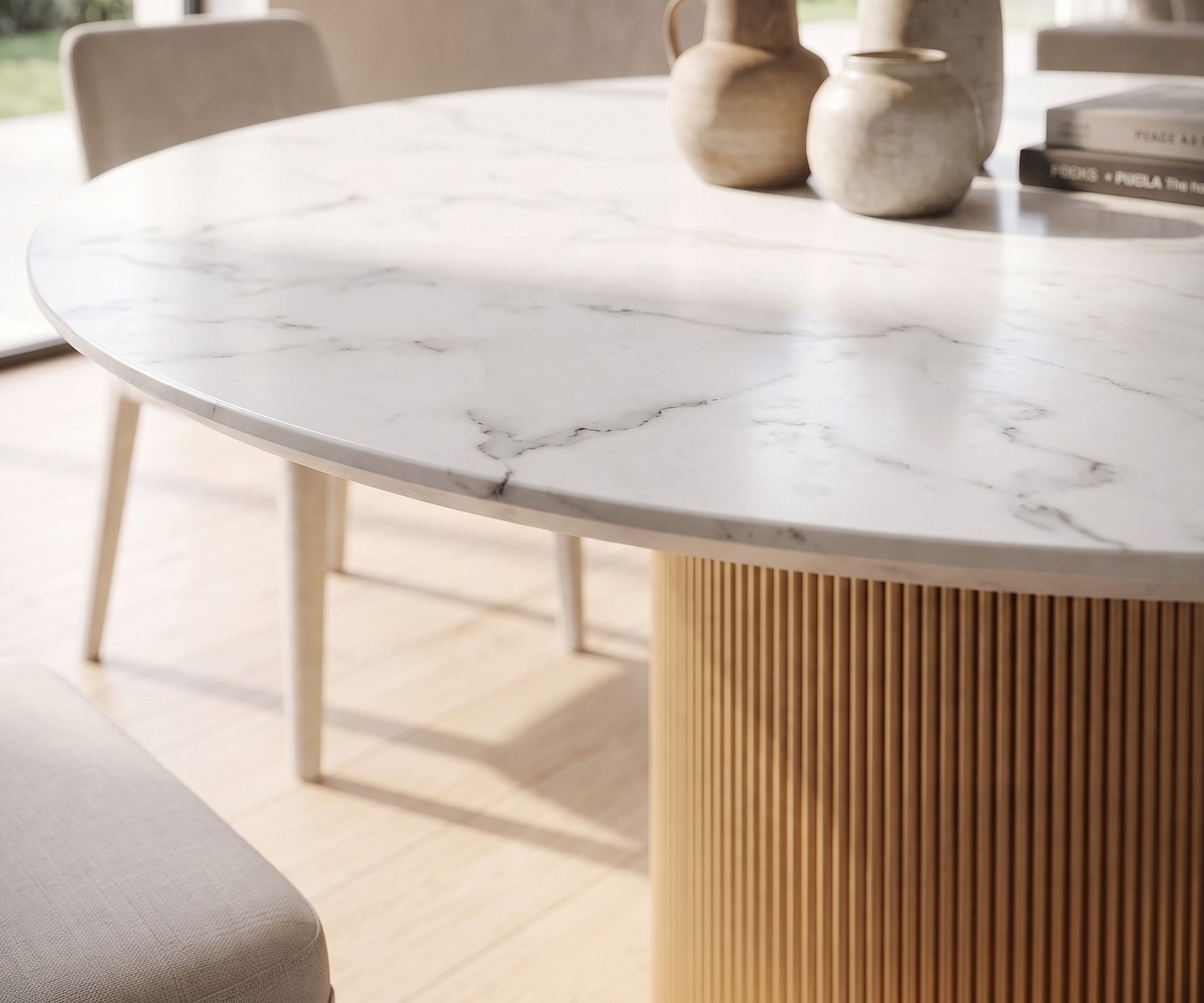 Esstisch rund al2 dakry br 001 für Esszimmer, moderner runder Tisch mit weißer Marmorplatte und gerilltem Metallfuß.