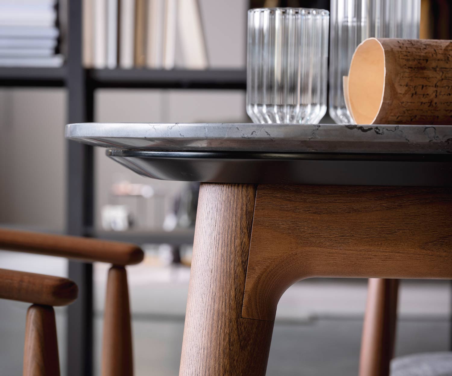 Detail Tischplatte Tischbeine Walnuss Marmor von Novamobilis Hanami Detail Tischplatte Tischbeine Walnuss Marmor von Novamobilis Hanami