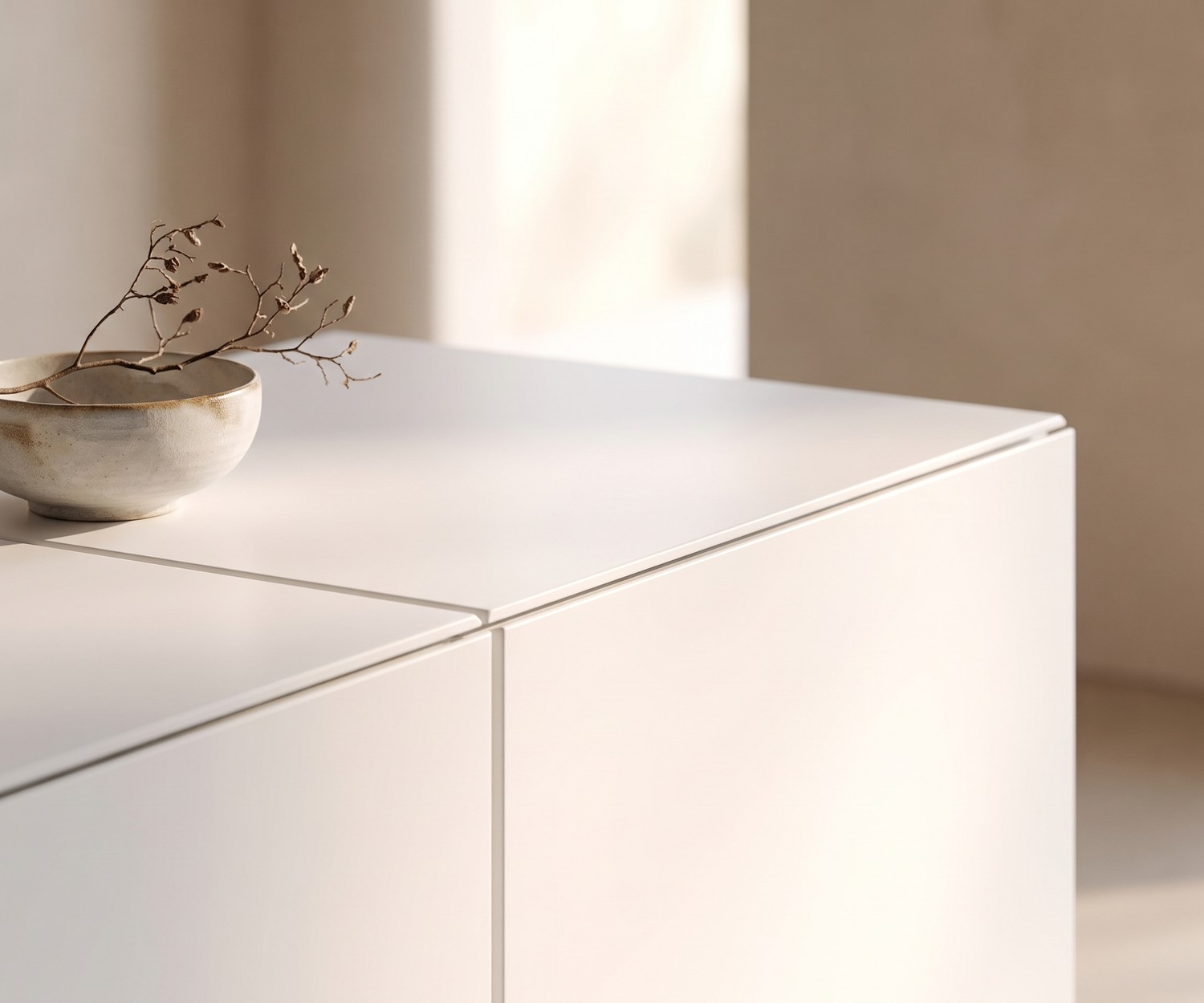 al2 Design Sideboard MOS-I-KO 003 B in Mattweiß für das Wohnzimmer, verziert mit einer minimalistischen Keramikschale.