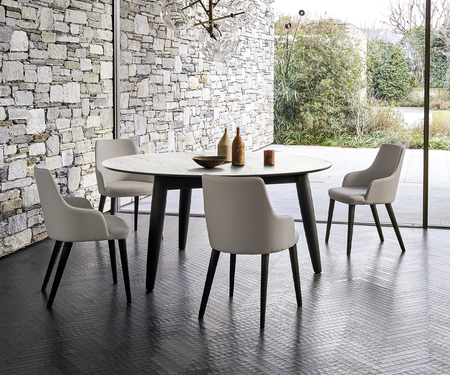 Grau gepolsterter Esszimmer Stuhl Eva von Livitalia in Designer Esszimmer an einem Tisch Grau gepolsterter Esszimmer Stuhl Eva von Livitalia in Designer Esszimmer an einem Tisch