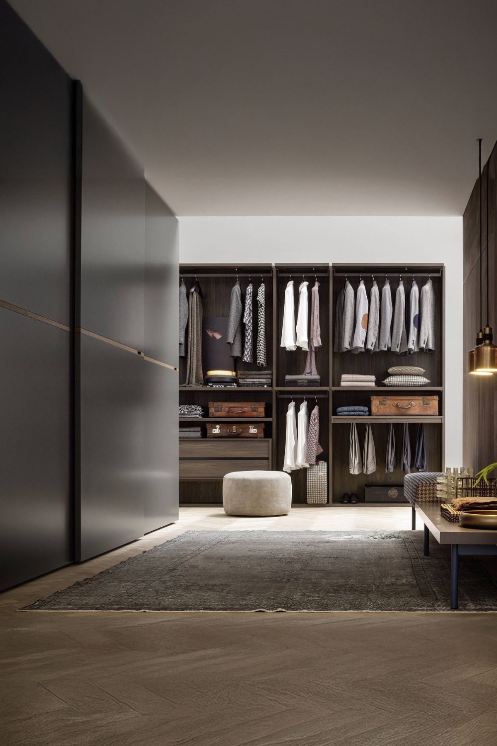 modernes-ankleidezimmer-mit-offenen-und-geschlossenen-schranksystemen