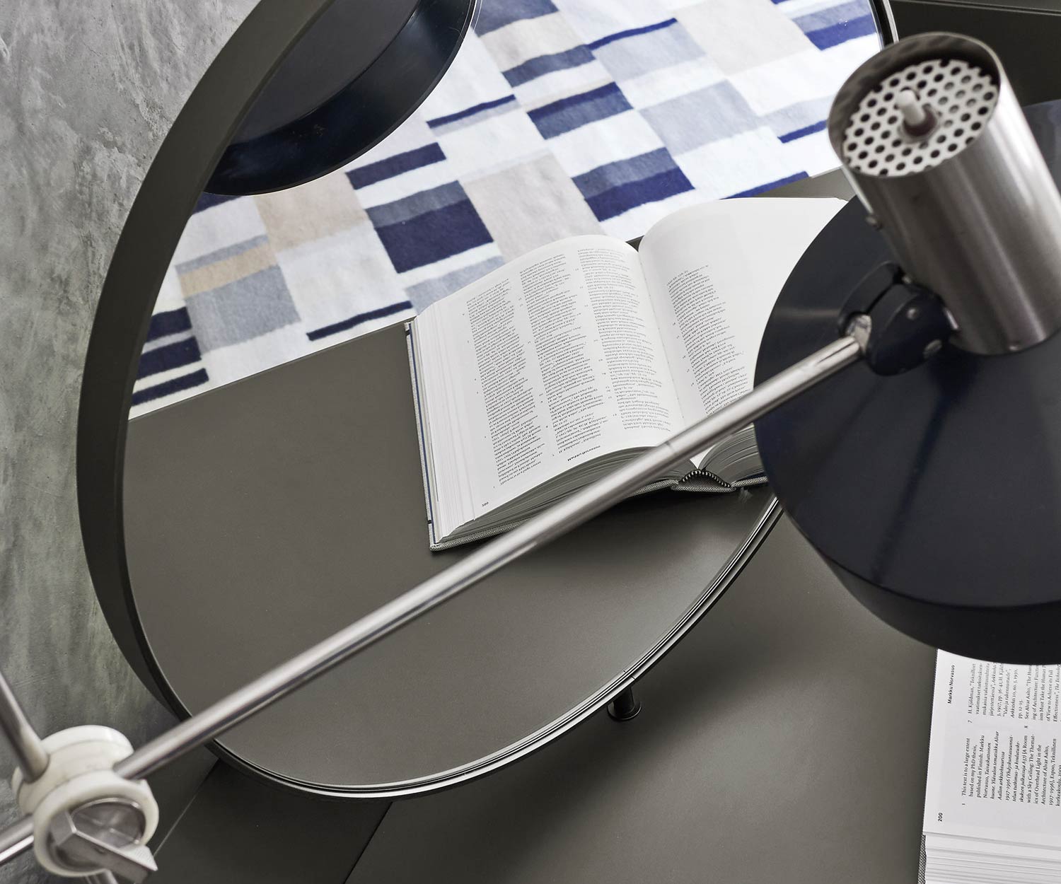 Hochwertiger Livitalia Design Sekretär Segreto mit rundem Schminkspiegel im Detail Hochwertiger Livitalia Design Sekretär Segreto mit rundem Schminkspiegel im Detail