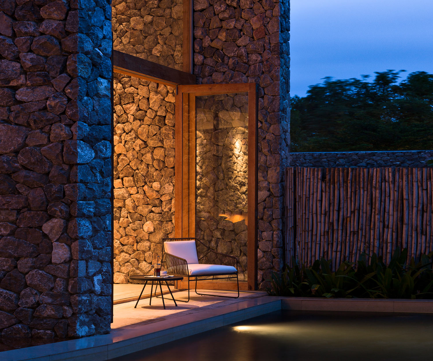 Schwarzer Oasiq Sandur Designer garten Sessel auf Terrasse Schwarzer Oasiq Sandur Designer garten Sessel auf Terrasse