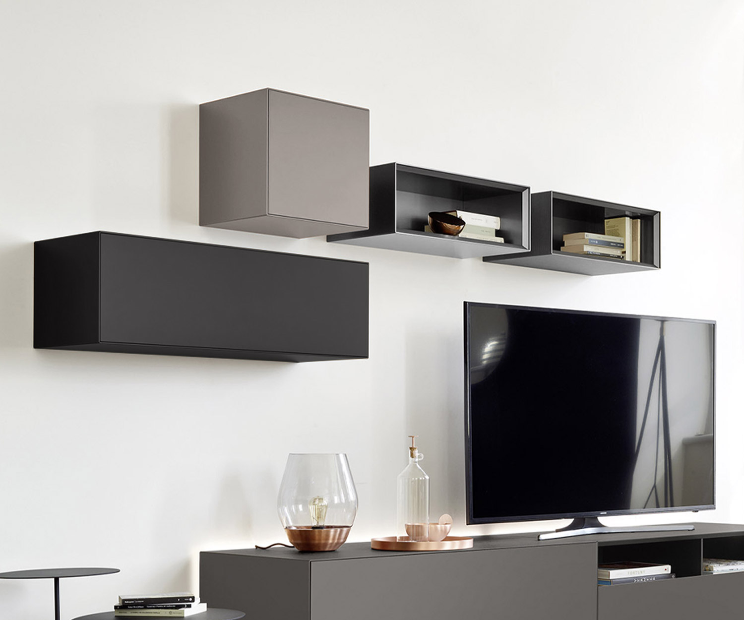 Hochwertiger Livitalia Hängeschrank Minimal geschlossen und offen über Wohnzimmer Design Lowboard Hochwertiger Livitalia Hängeschrank Minimal geschlossen und offen über Wohnzimmer Design Lowboard