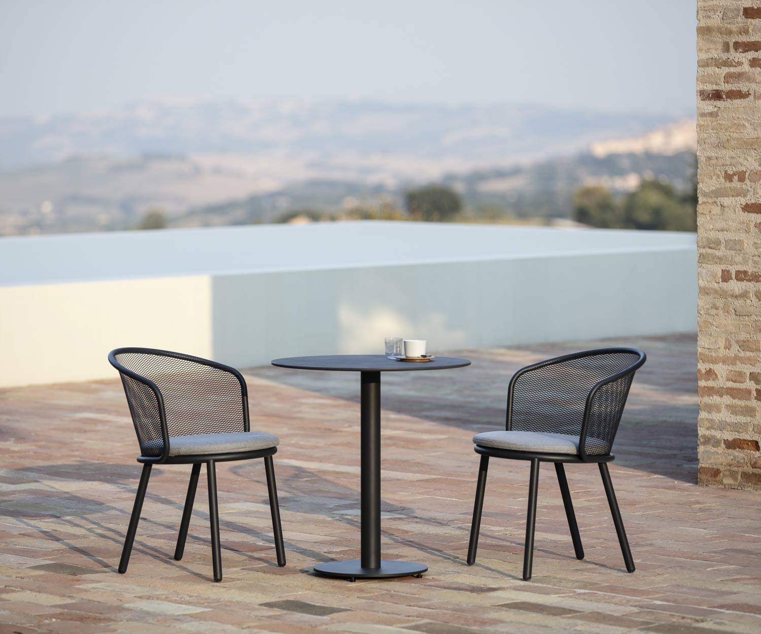 Hochwertiger Todus Baza Design Garten Stuhl mit Beistelltisch auf Terrasse