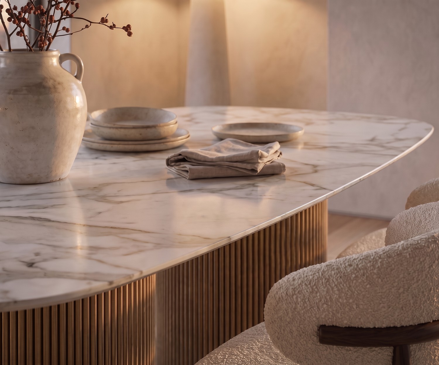 al2 dakry b 001 ovaler Design-Esstisch aus Keramik al2 dakry b 001 Esstisch mit Keramikplatte in Marmor-Optik und gerilltem Holzfuß im modern minimalistischen Esszimmer.
