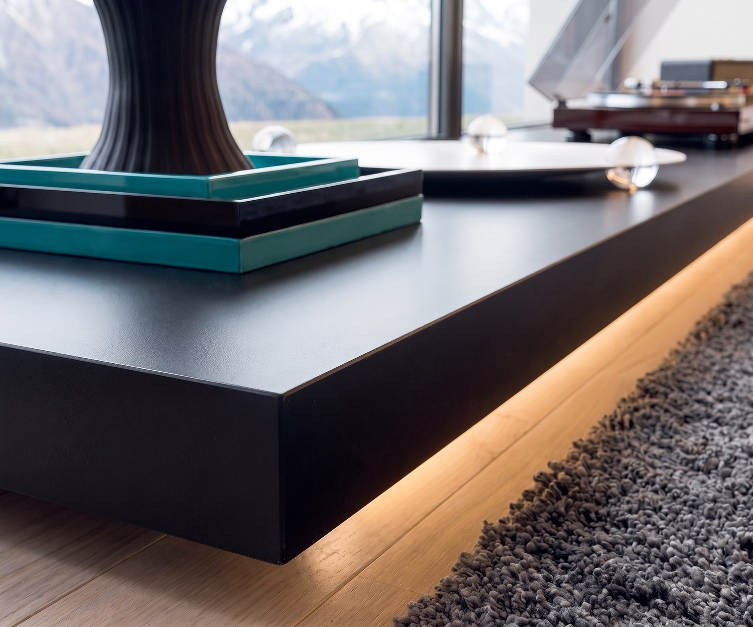Schwarzes Livitalia Easy TV Podest mit LED-Unterlicht für das Wohnzimmer, modernes flaches Design in Matt.