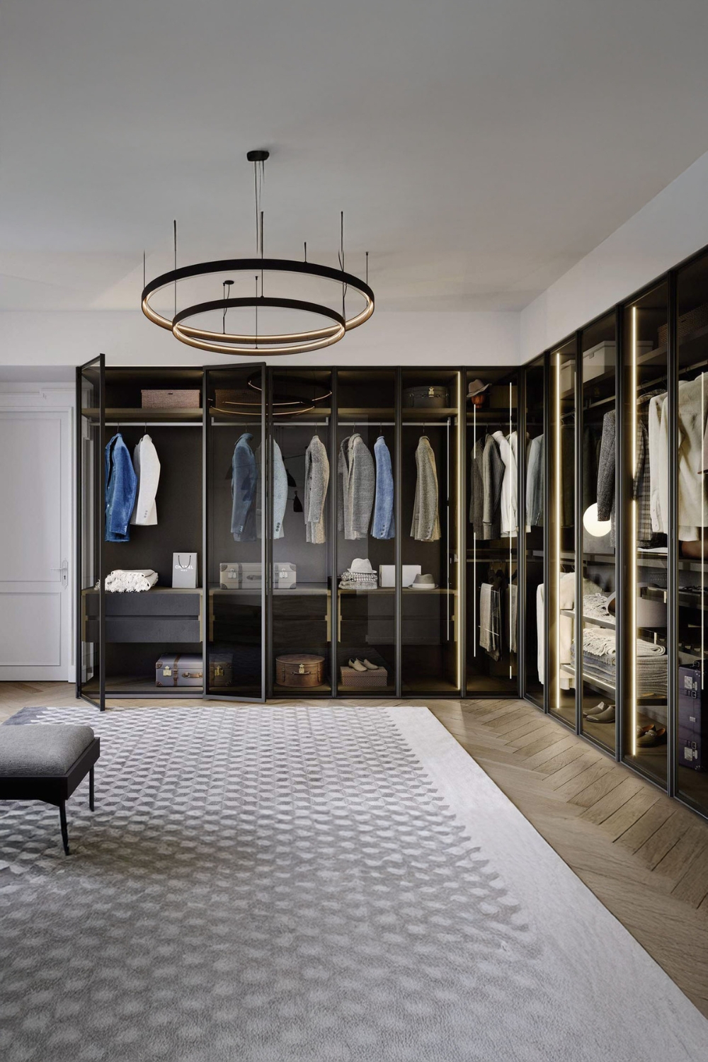 geraeumiger-eckschrank-mit-durchsichtigem-design-in-einem-grossen-ankleideraum