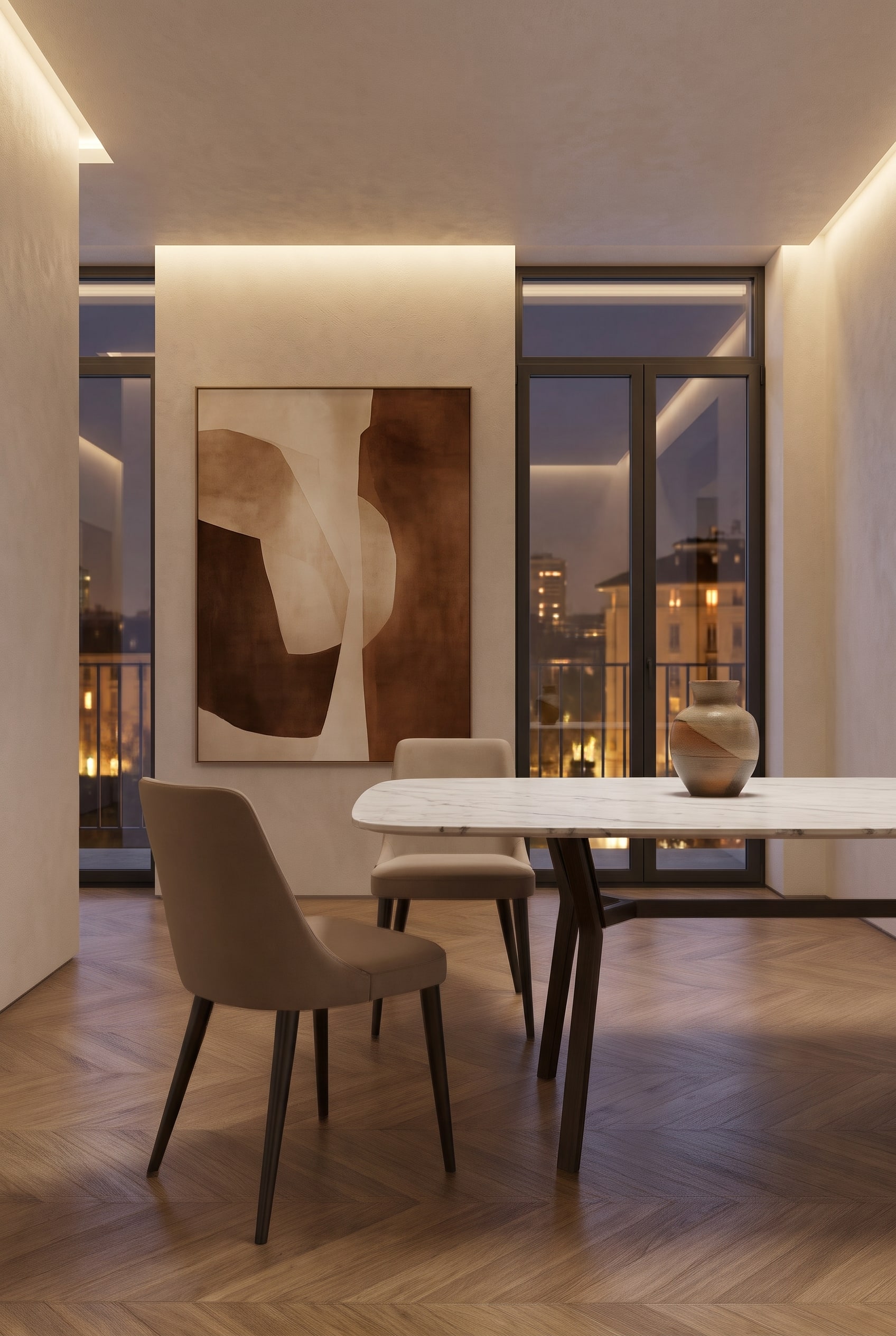 Modernes Esszimmer mit beigefarbenem Polsterstuhl und tief geh&auml;ngtem abstrakten Kunstwerk bei weicher indirekter Beleuchtung