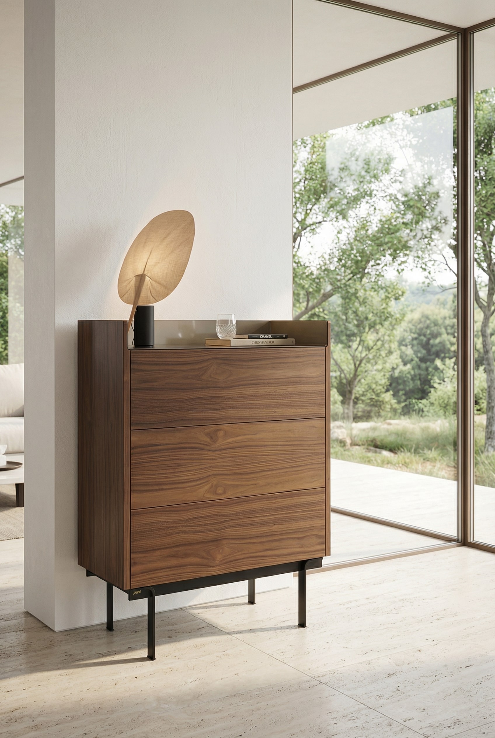 Elegante Hochkommode mit warmer Holzstruktur auf filigranen F&uuml;&szlig;en in einem hellen, modernen Wohnbereich