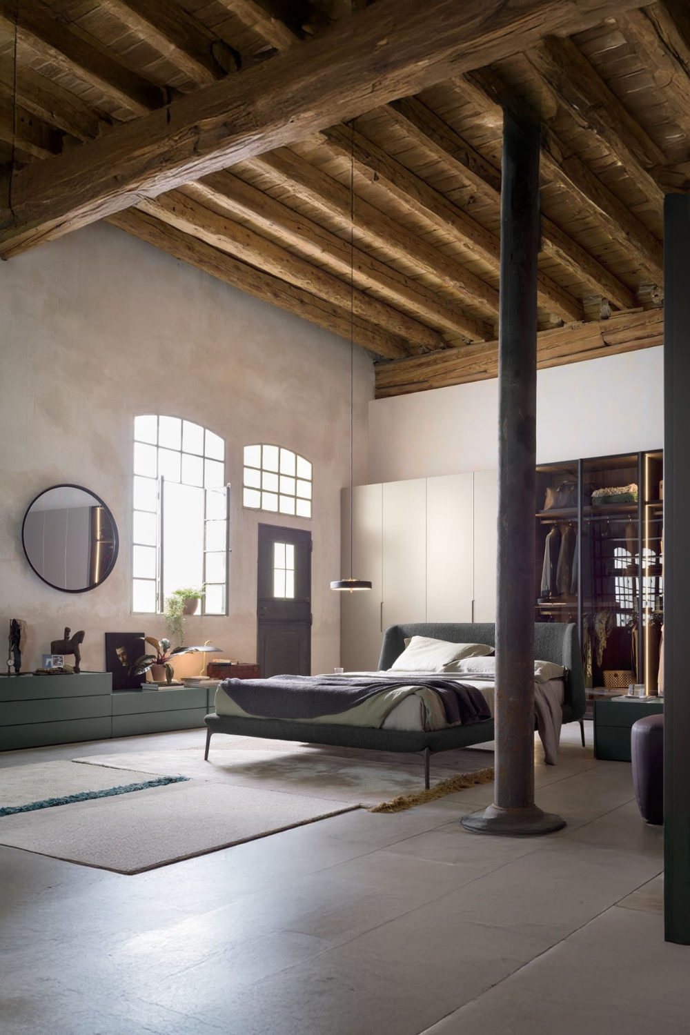 modern-minimalistische-schlafzimmereinrichtung-in-einem-industriestil-rohbau-mit-metallsaeulen-und-holzbalken