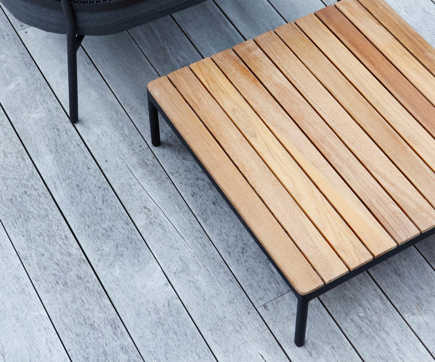 Detail der Teakholz Tischplatte Oasiq Riad Couchtisch Detail der Teakholz Tischplatte Oasiq Riad Couchtisch