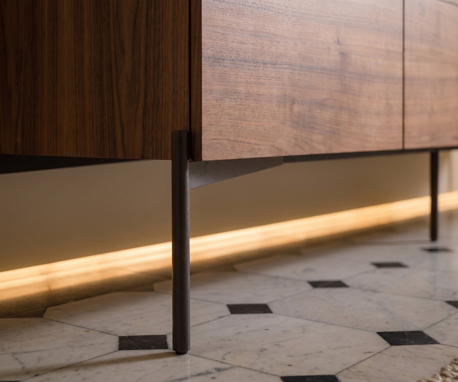al2 o-rizon 003 Sideboard zur Aufbewahrung im Wohnzimmer. Detail der Holzfront und der filigranen Metallfüße.