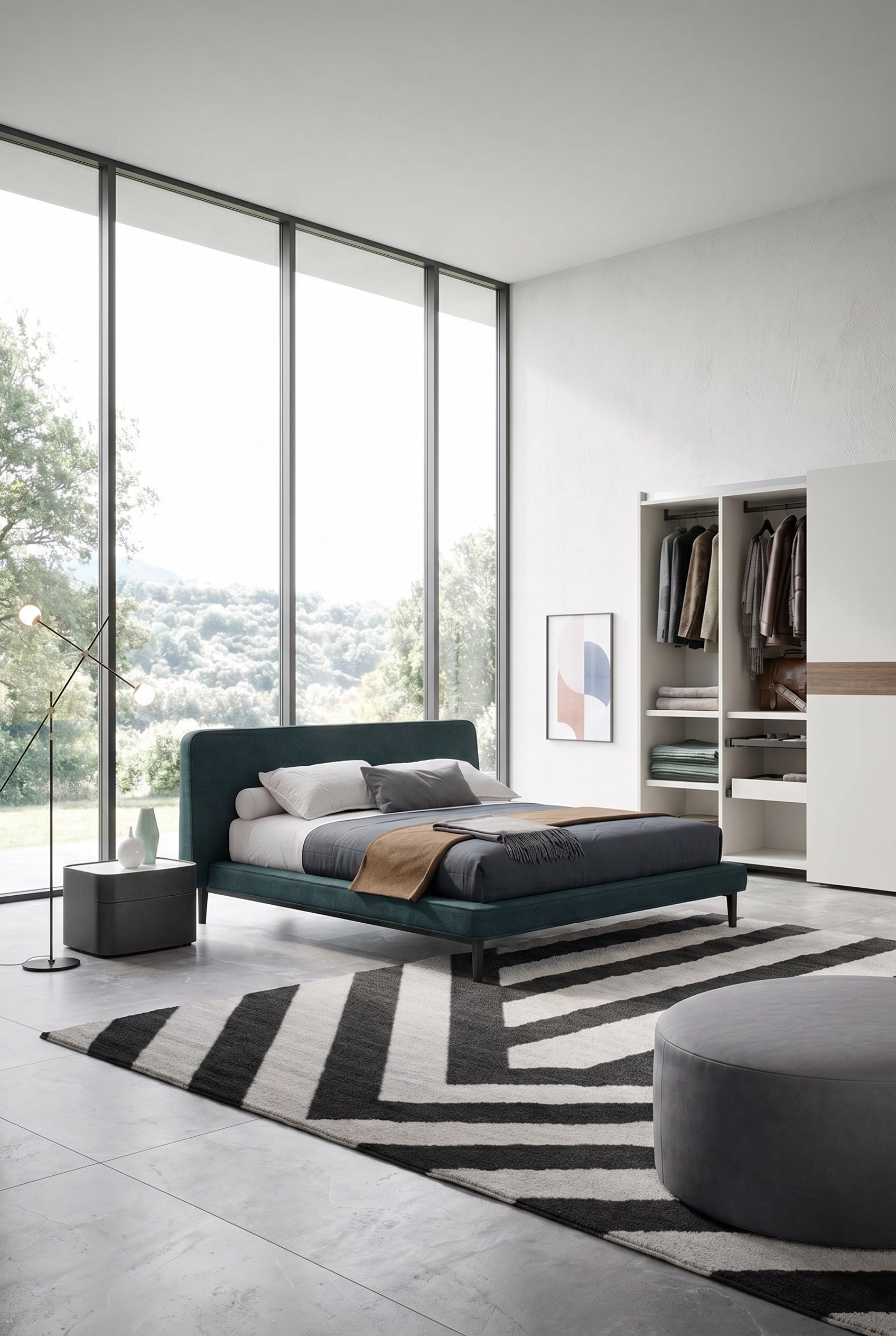 Modernes Schlafzimmer mit minimalistischem Stoffbett in dunklem Türkis vor bodentiefen Fenstern mit Blick in die Natur
