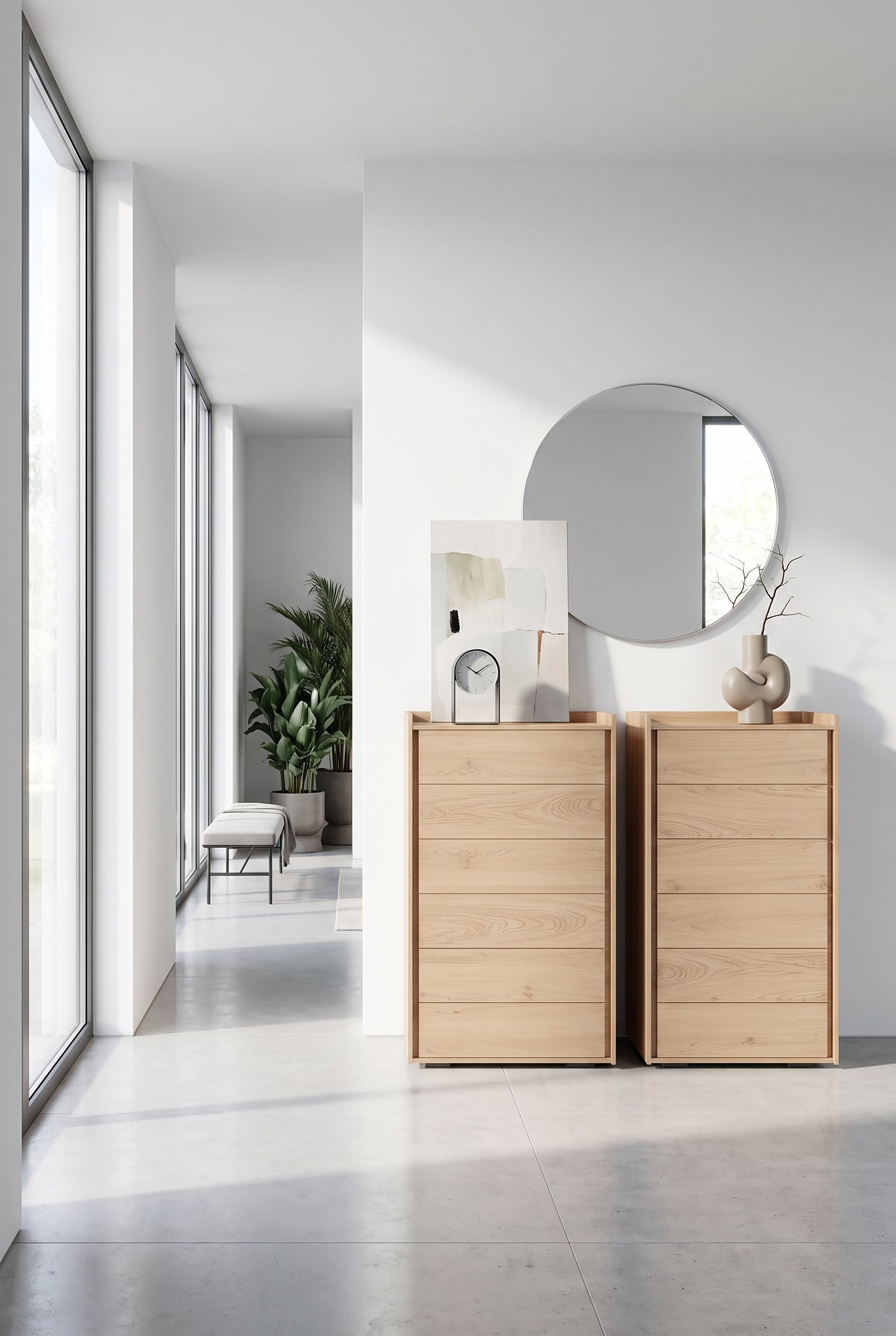 Schmale Hochkommode aus hellem Holz im Flur, auf der Deckplatte eine edle Tischuhr und ein minimalistisches Gem&auml;lde angelehnt