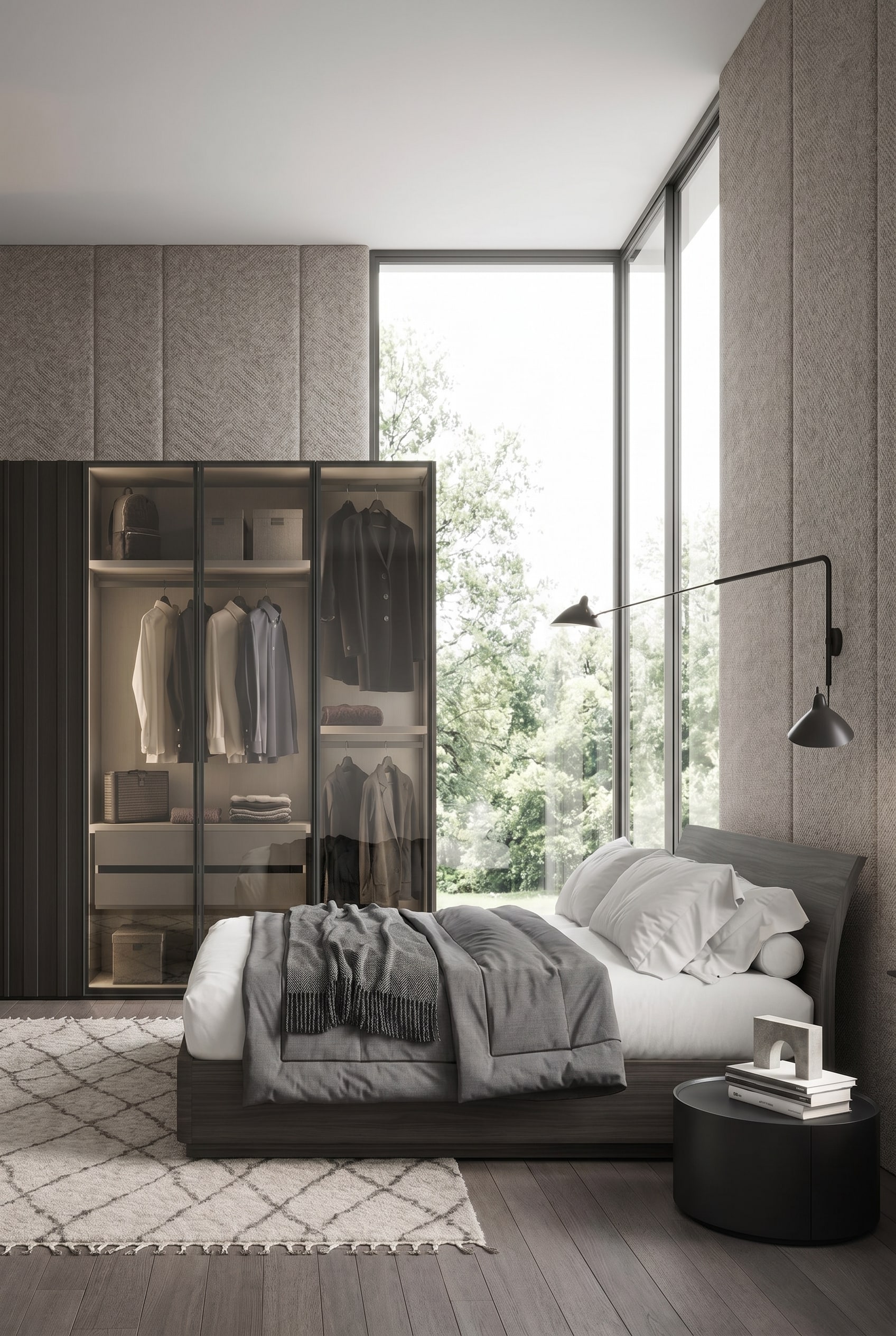 Schlafzimmer mit geschwungenem Holzbett, großem Glas-Kleiderschrank und hellem Wollteppich