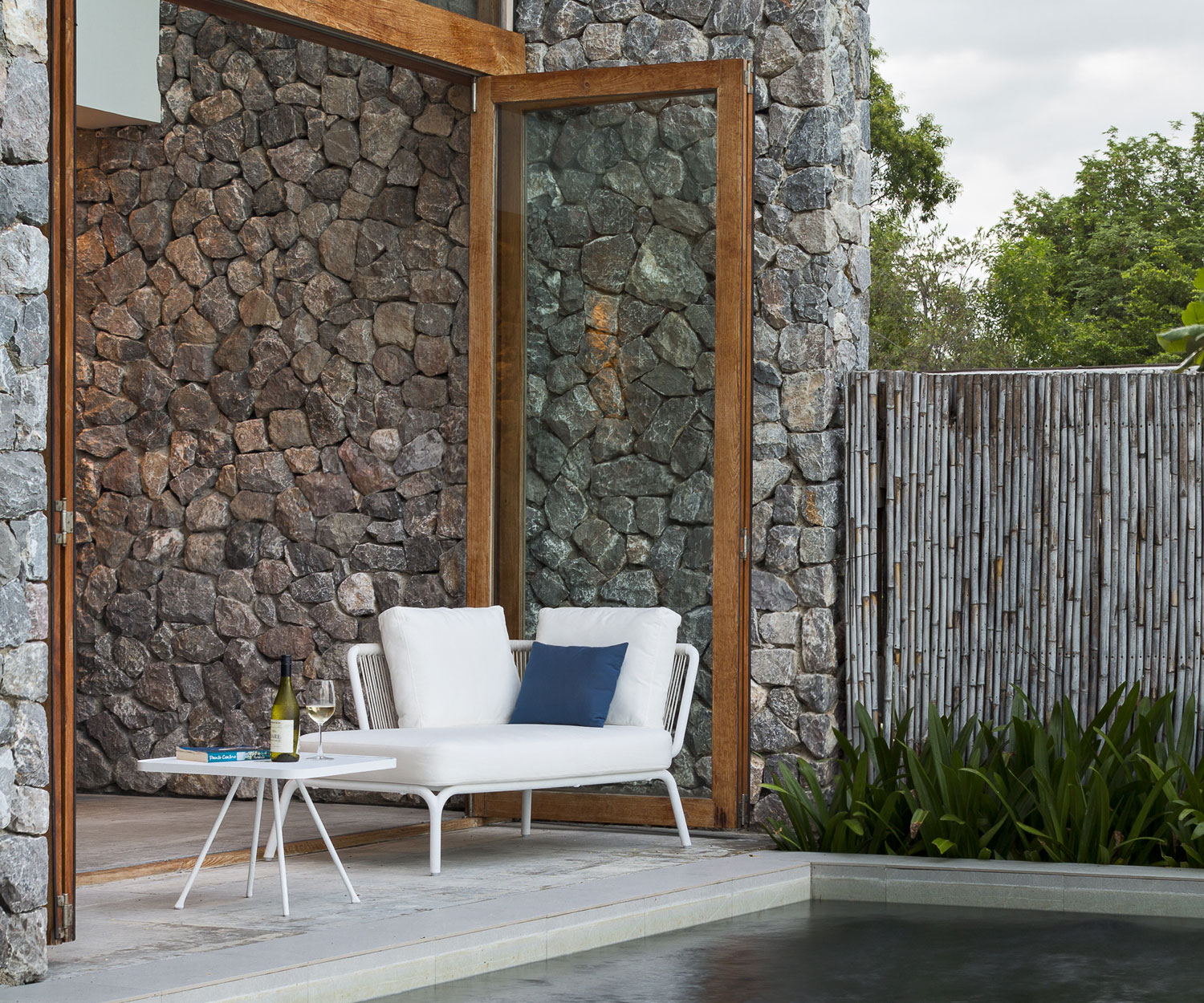 Oasiq Attol Aluminium Beistelltisch weiß 55x55x42cm Oasiq Attol Aluminium Beistelltisch weiß 55x55x42cm